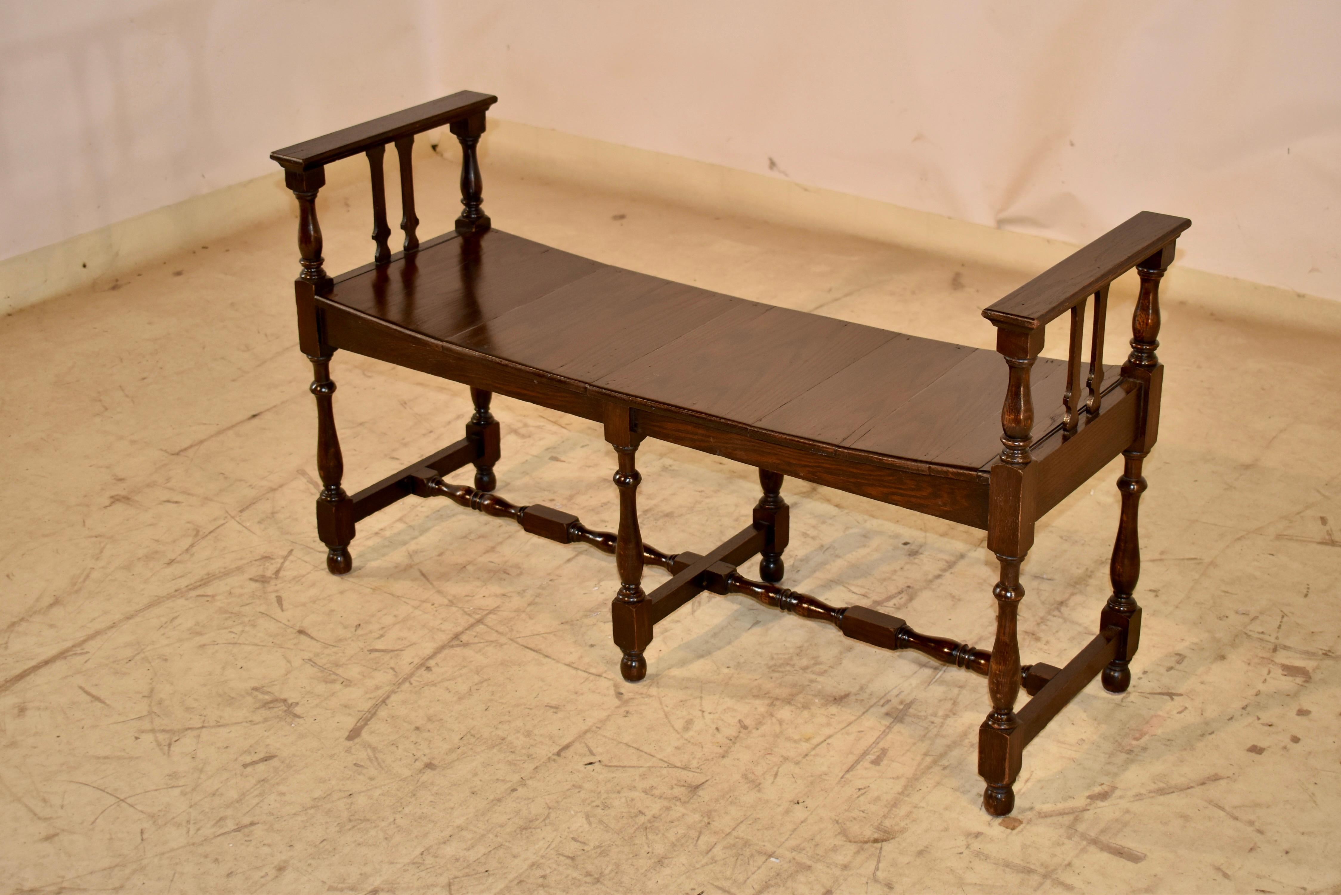 Circa 1920 Banco largo inglés de roble con brazos Transformado en venta