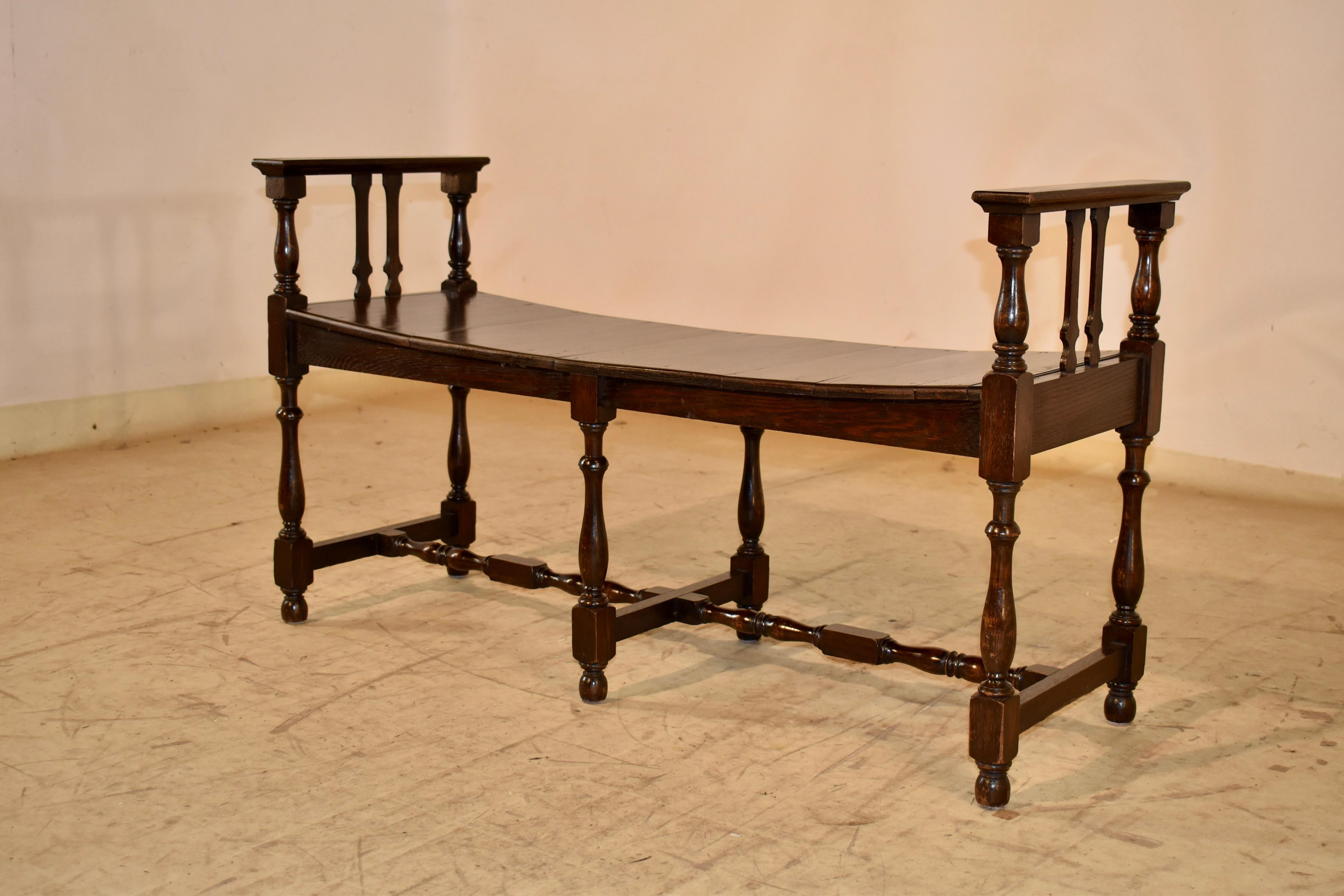 Circa 1920 Banco largo inglés de roble con brazos en Bueno estado para la venta en High Point, NC