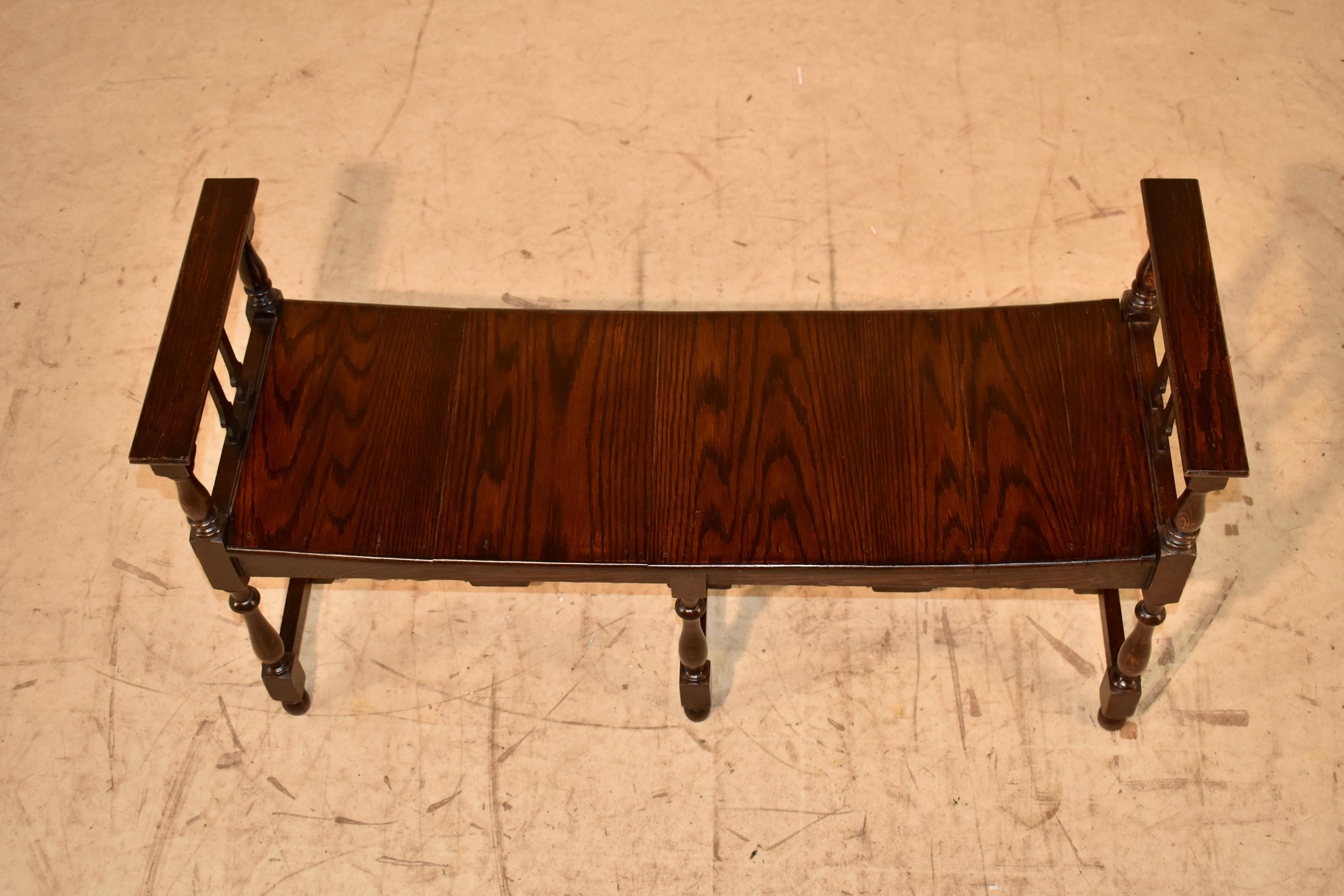 Circa 1920 Banco largo inglés de roble con brazos principios del siglo XX en venta