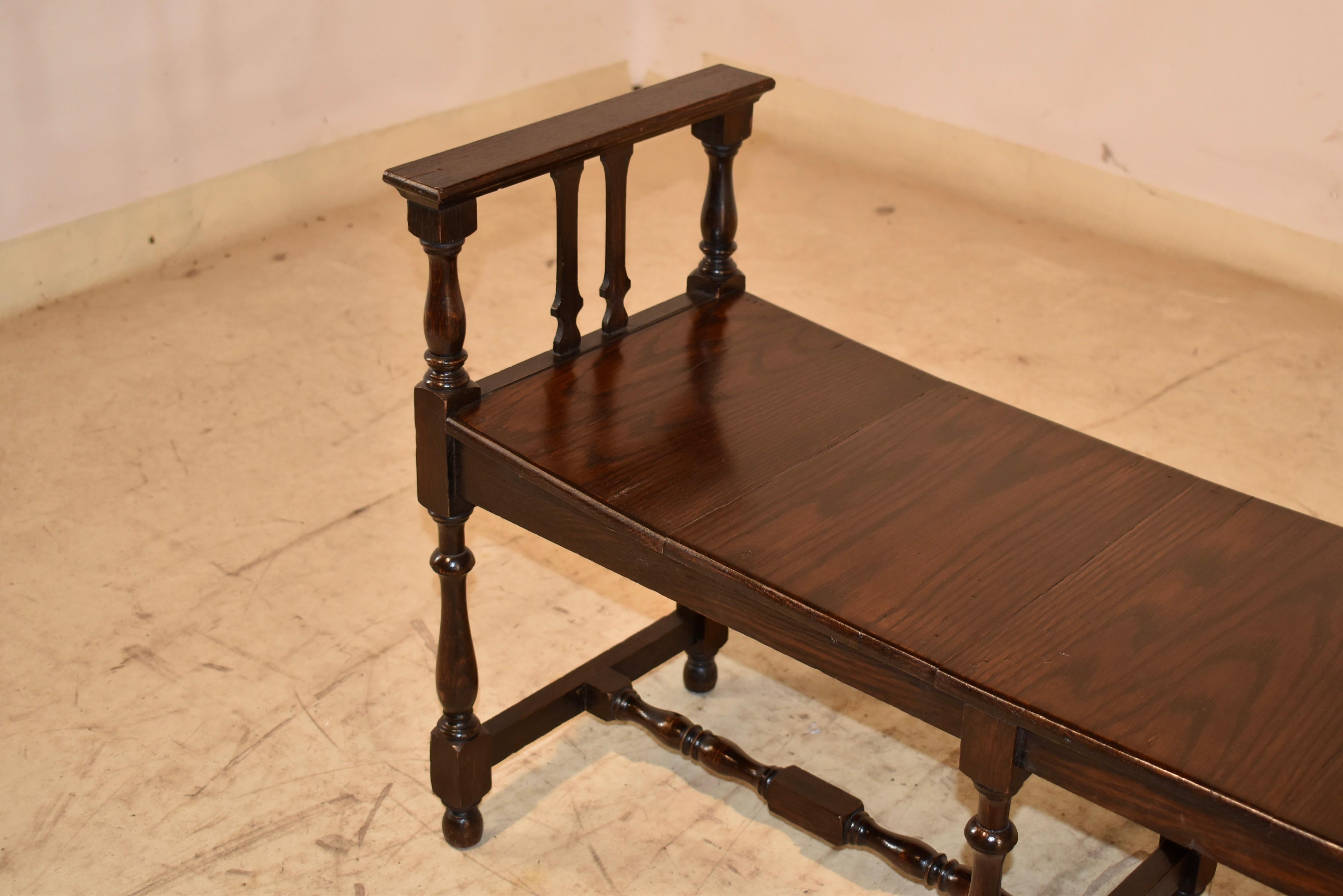 Circa 1920 Banco largo inglés de roble con brazos Roble en venta