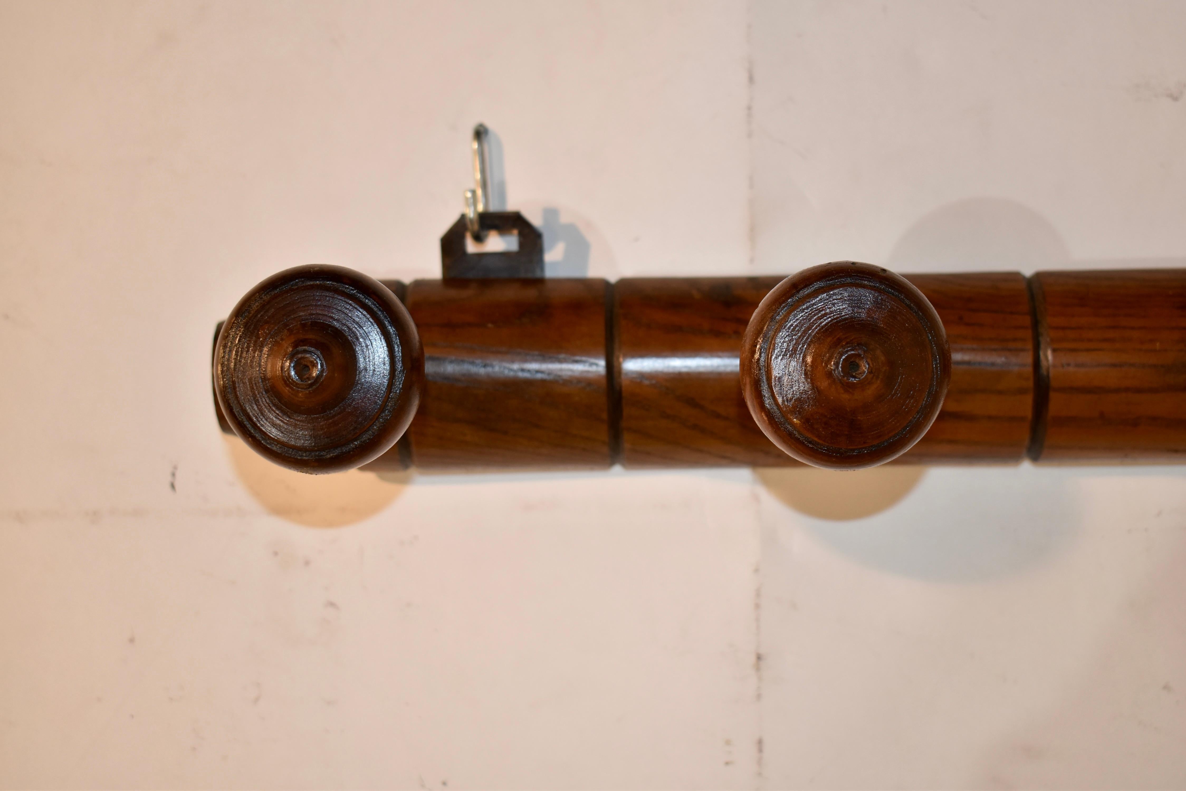 Inizio XX secolo Appendiabiti o cappelliera in olmo francese del 1920 circa in vendita