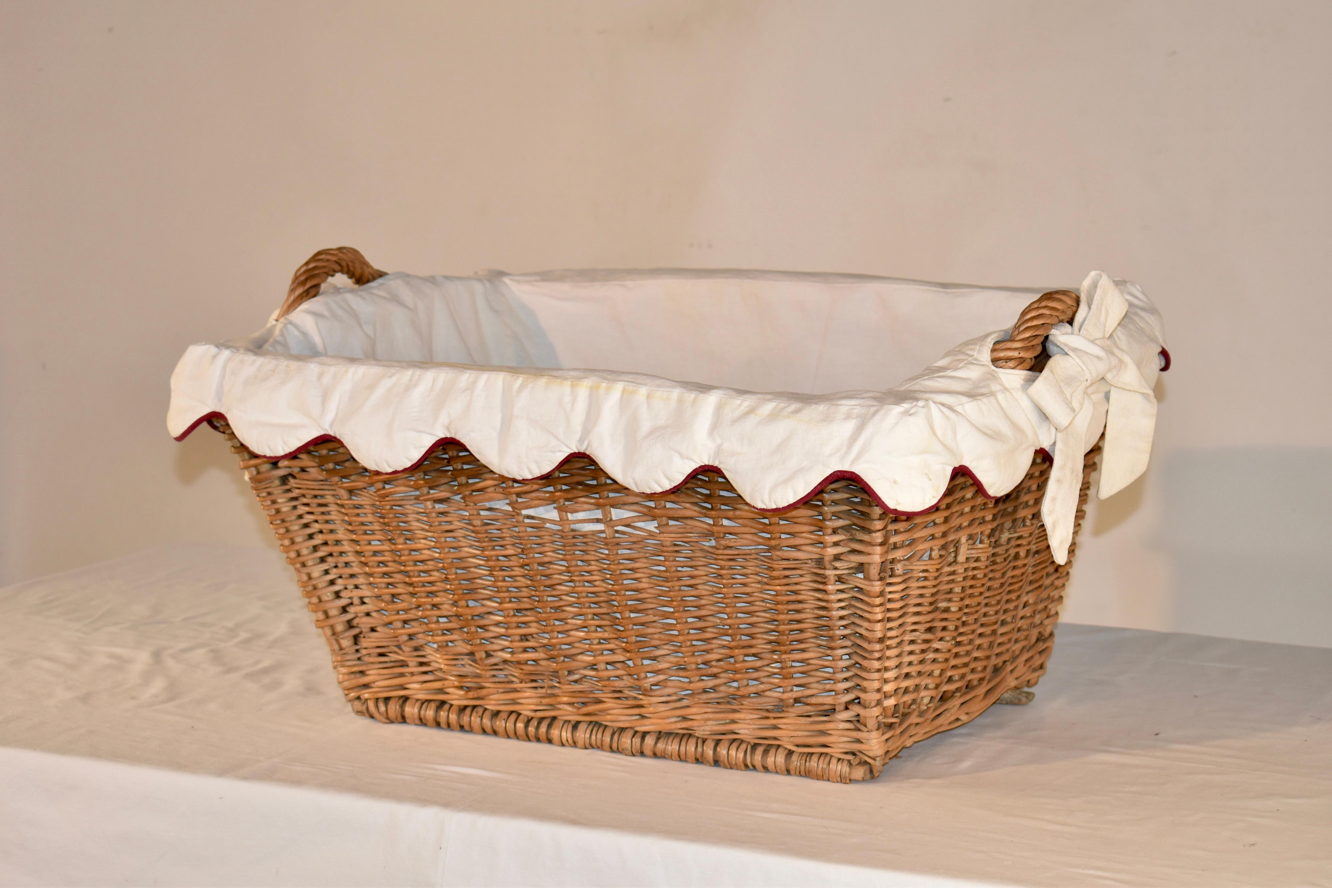 Circa 1920 French Laundry Basket In Good Condition For Sale In High Point, NC