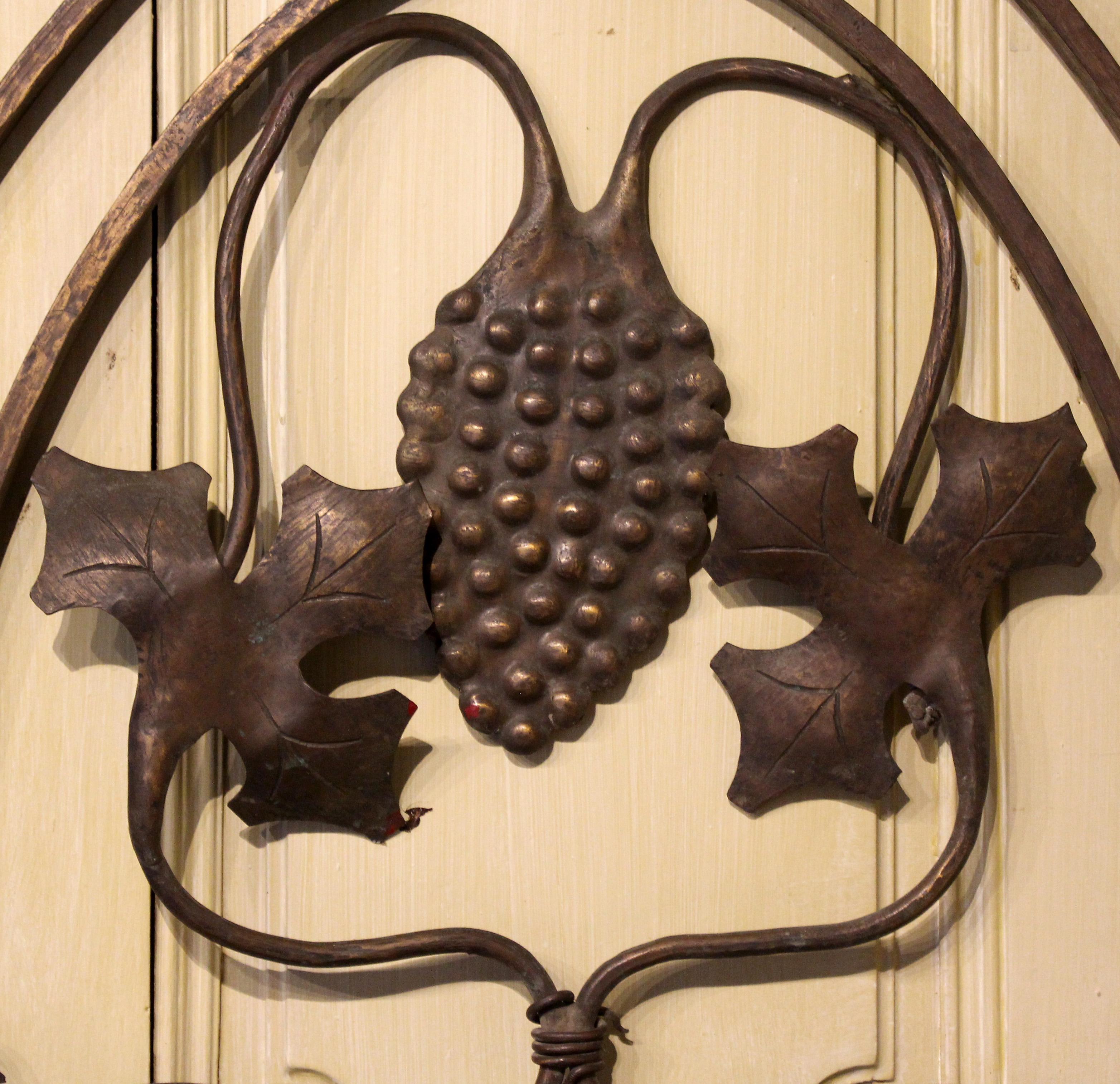 Griglia per sportello in bronzo del 1920 circa, probabilmente Continental. Periodo Arts & Crafts. Motivo vintage con uva, foglie e viti intrecciate. Meravigliosa decorazione per una cantina, una parete interna o esterna, etc.
L. 29