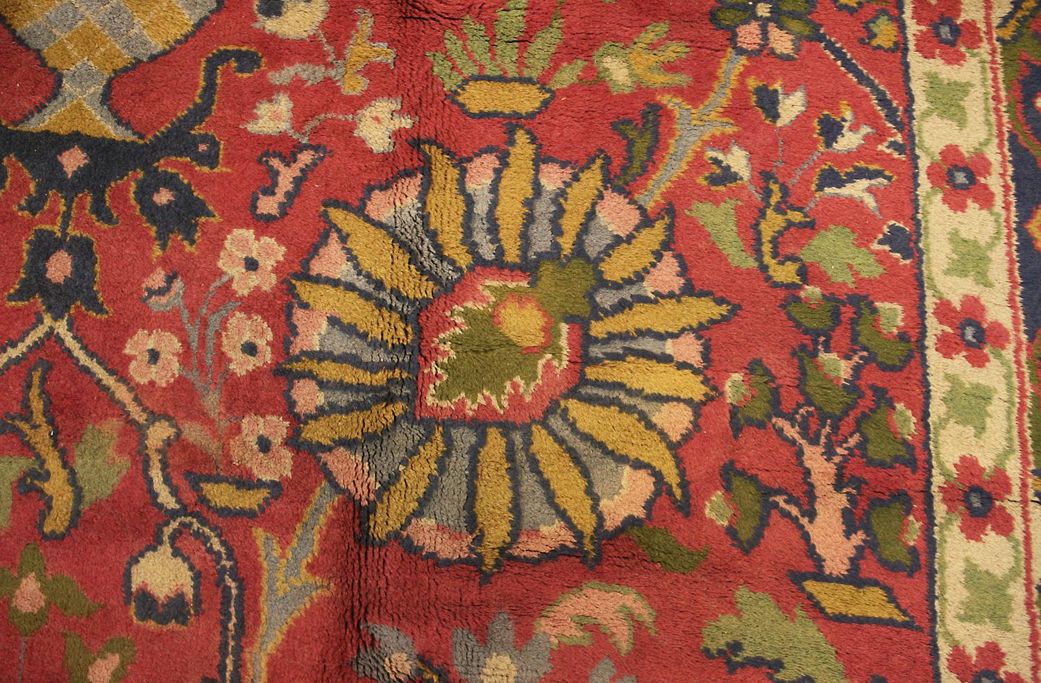Übergroßer antiker englischer Donegal-Teppich aus Wolle, Red Field, um 1920 (Frühes 20. Jahrhundert) im Angebot