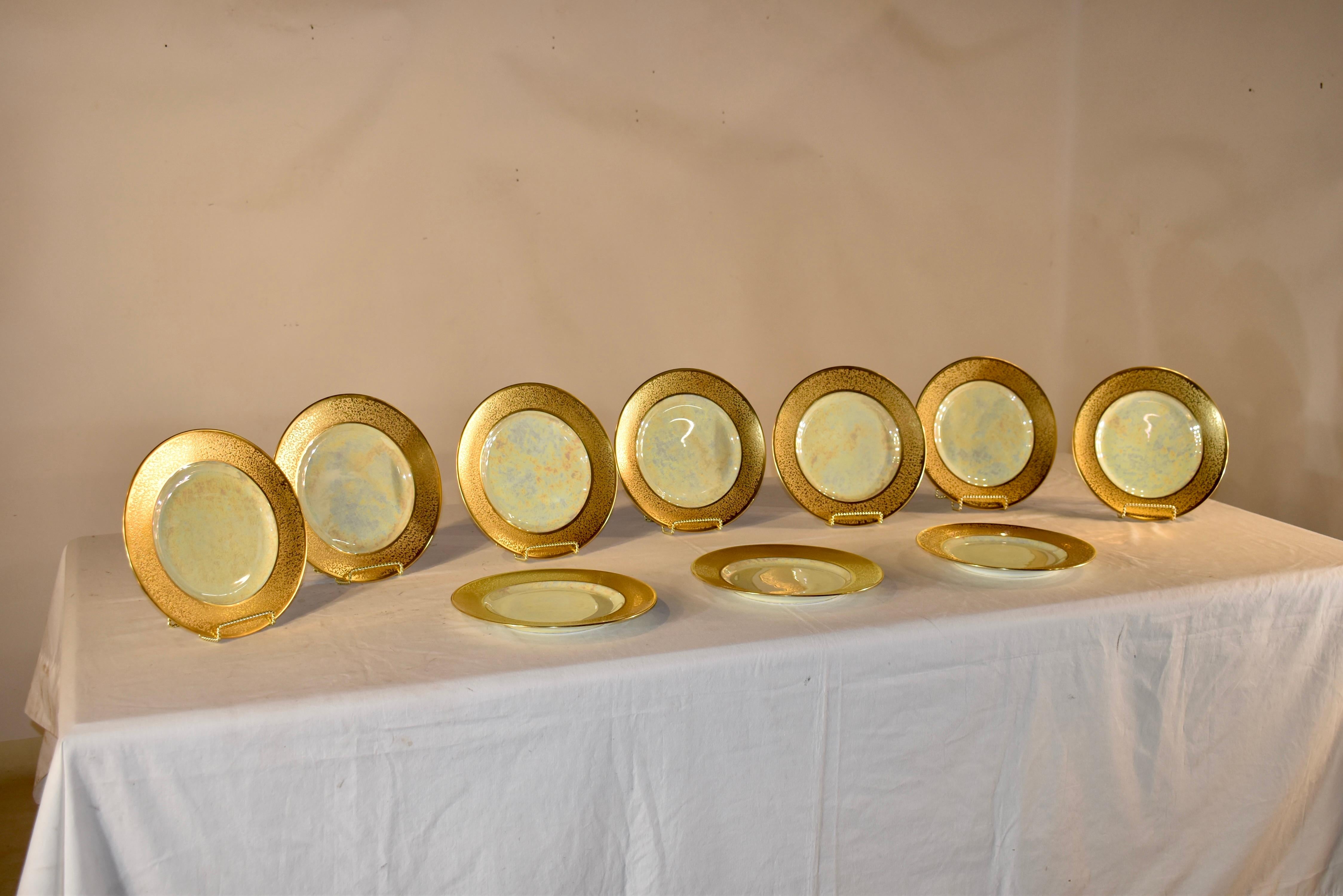 Lot de 10 assiettes FABULEUSES d'Epiage Pirken Hammer.  Je n'ai jamais vu d'autre pièce de cette porcelaine extraordinaire.  La large bordure dorée et texturée est absolument magnifique et entoure un centre irisé et glacé, qui rappelle les perles de