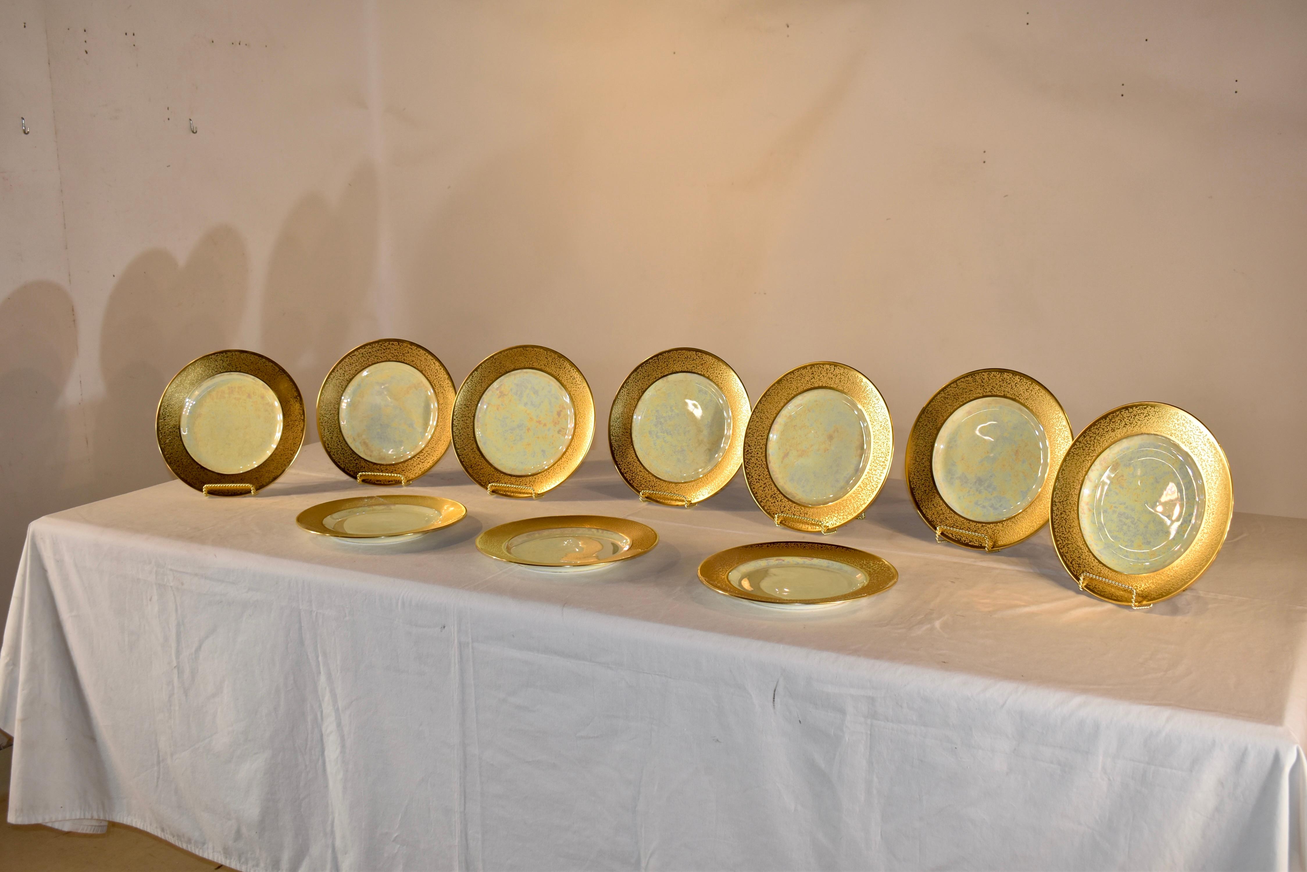 Vernissé Ensemble de 10 assiettes plates iridescentes datant d'environ 1920 en vente