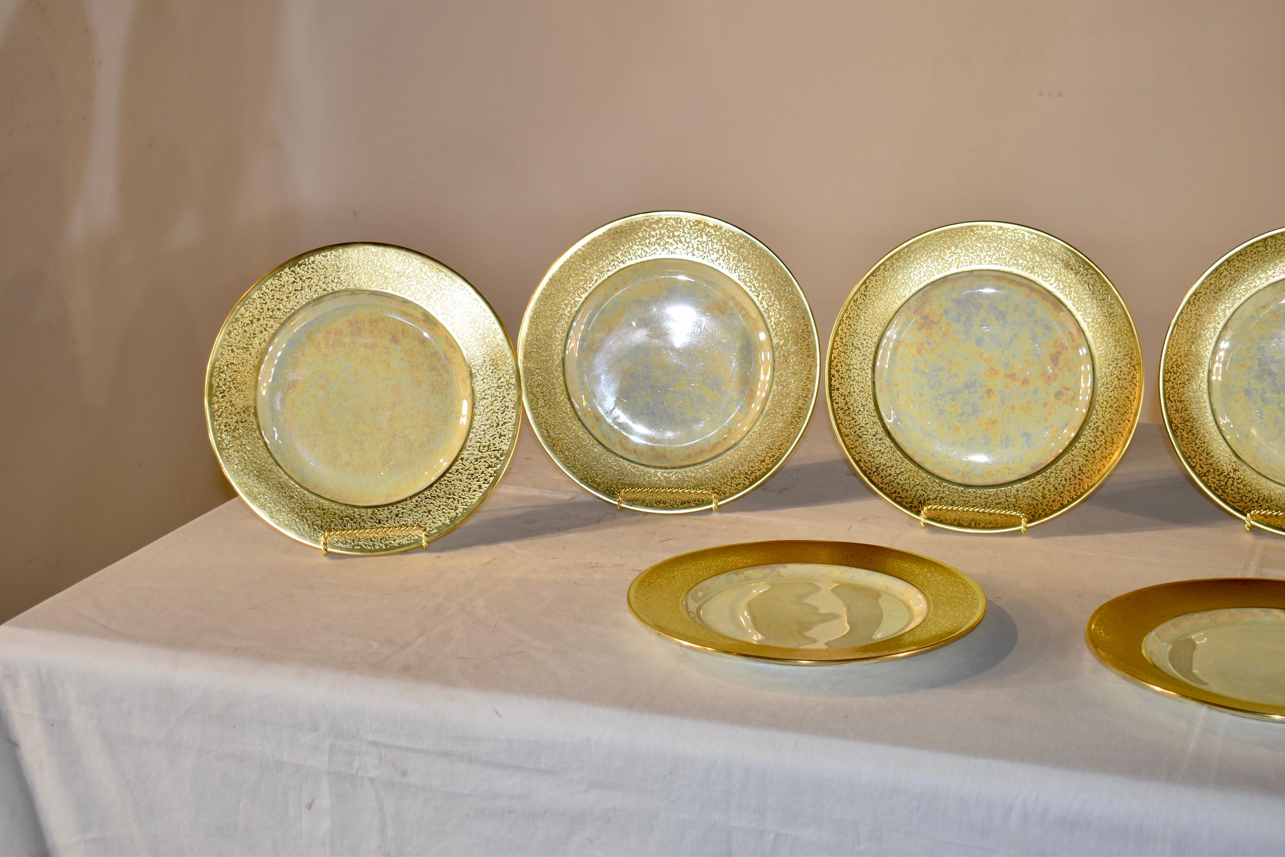 Ensemble de 10 assiettes plates iridescentes datant d'environ 1920 Bon état - En vente à High Point, NC