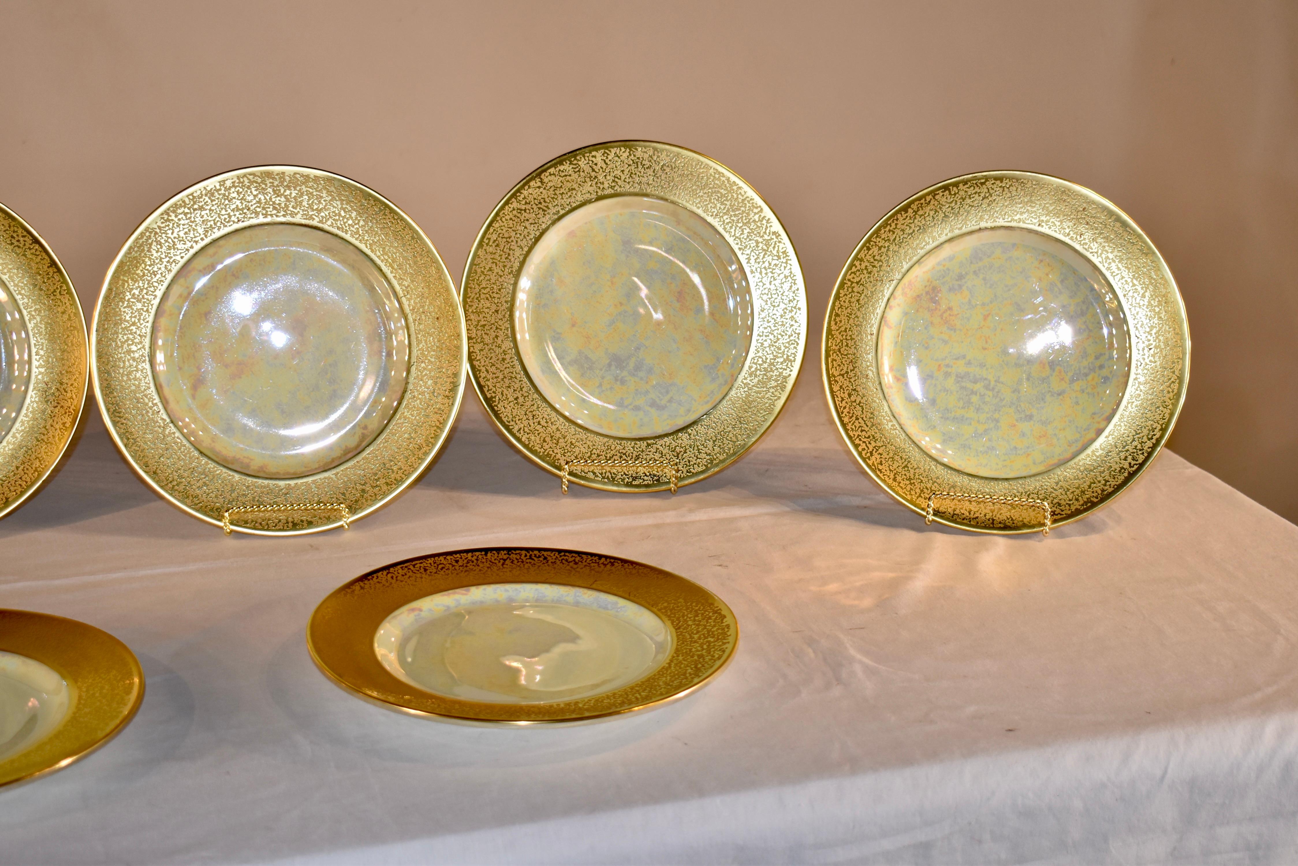 Céramique Ensemble de 10 assiettes plates iridescentes datant d'environ 1920 en vente