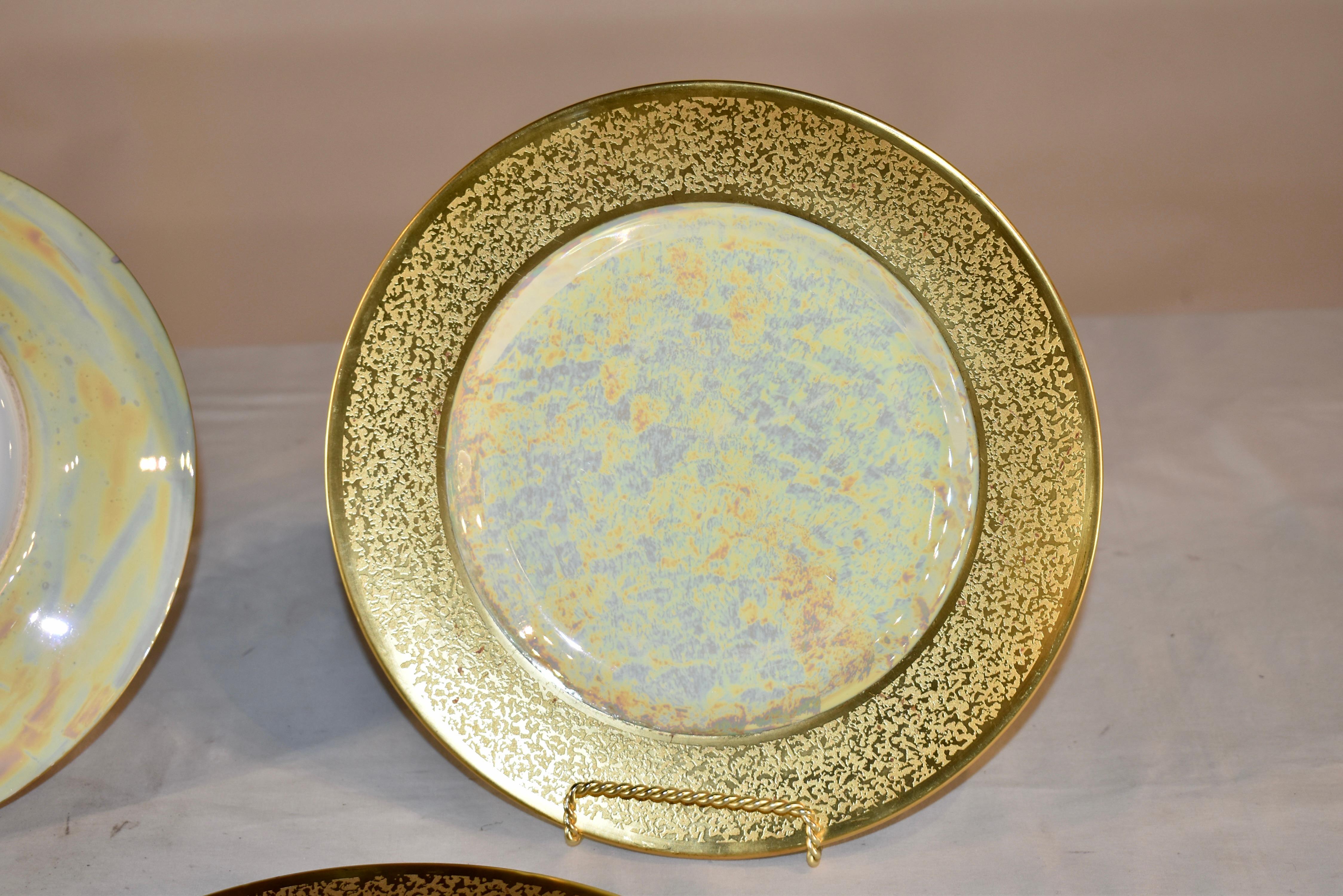 Ensemble de 10 assiettes plates iridescentes datant d'environ 1920 en vente 1