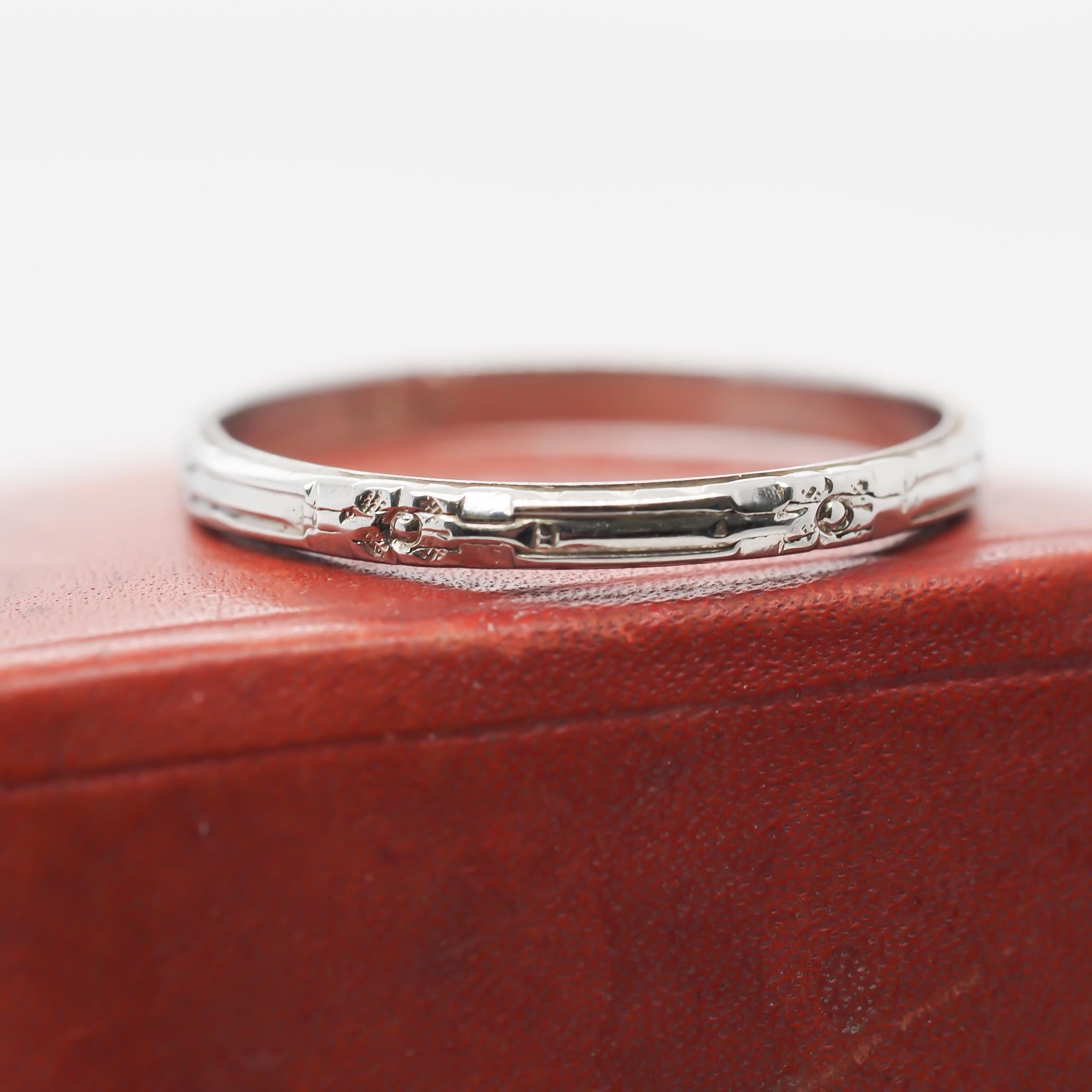 Item Details:
1920s
Ring Size: 6.5 (Sizable)
Metal Type: 18k White Gold [Hallmarked, and Tested]
Weight: 1.3 grams
Band Width: 1.95mm
Condition: Excellent