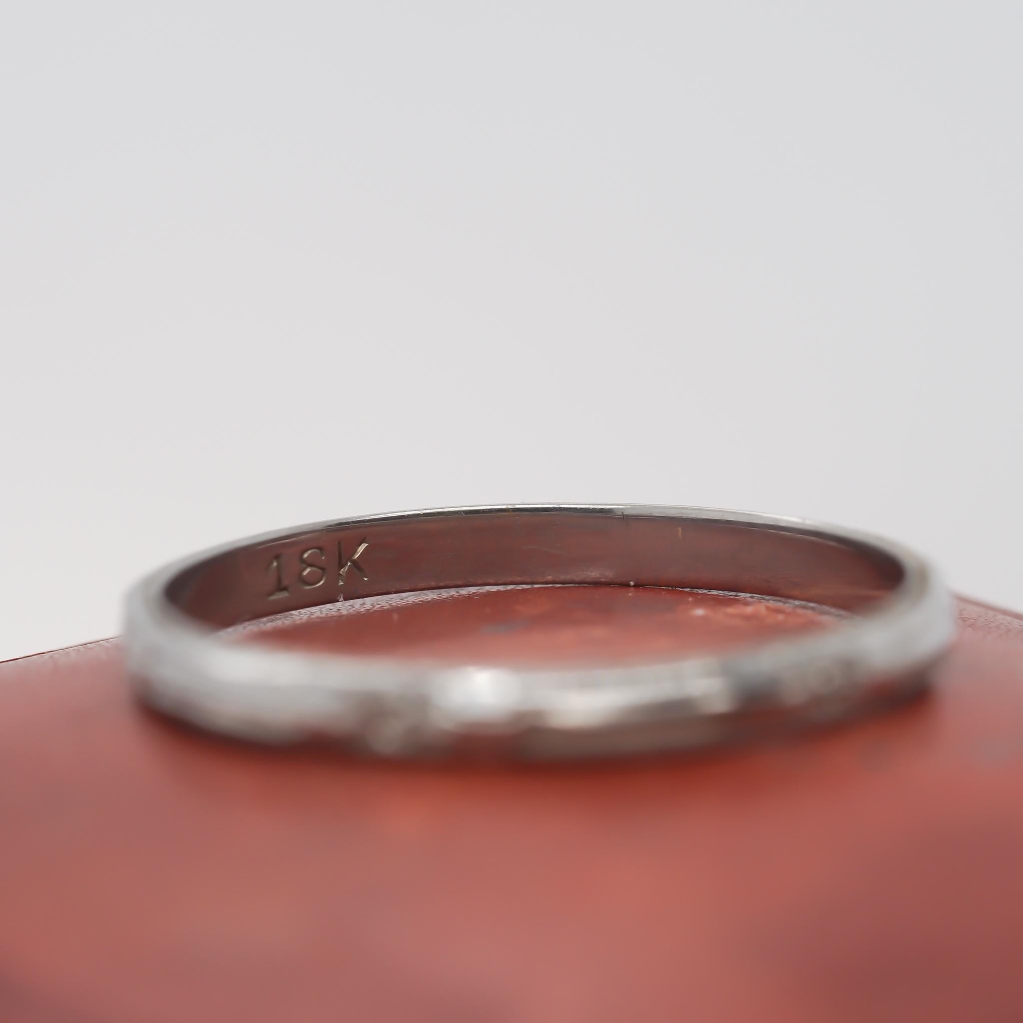 Circa 1920s 18K White Gold Engraved Wedding Band In Good Condition For Sale In Hicksville, NY