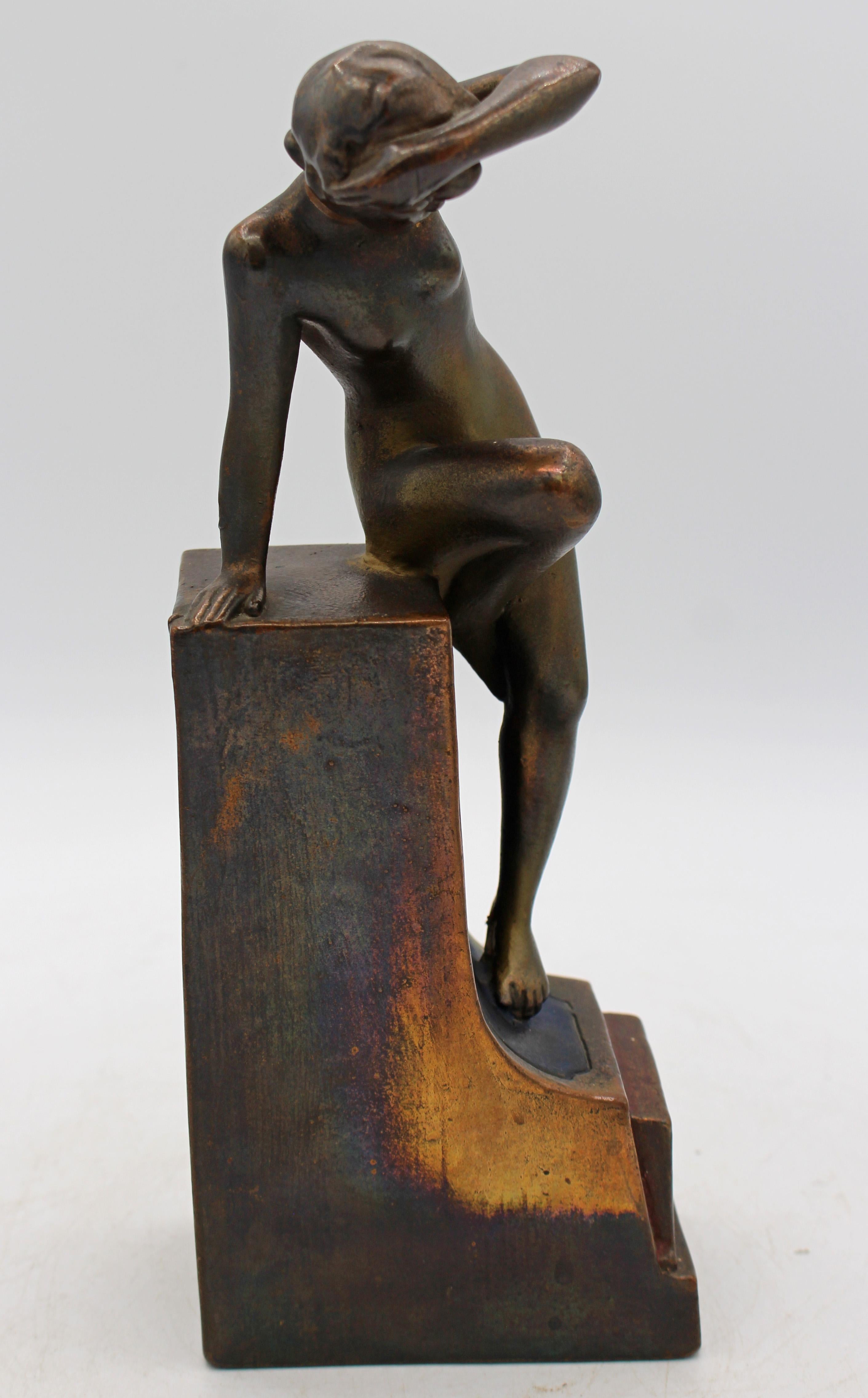 CIRCA - Paire de serre-livres en bronze Pompeian Bronze à figures nues assises en vente 4