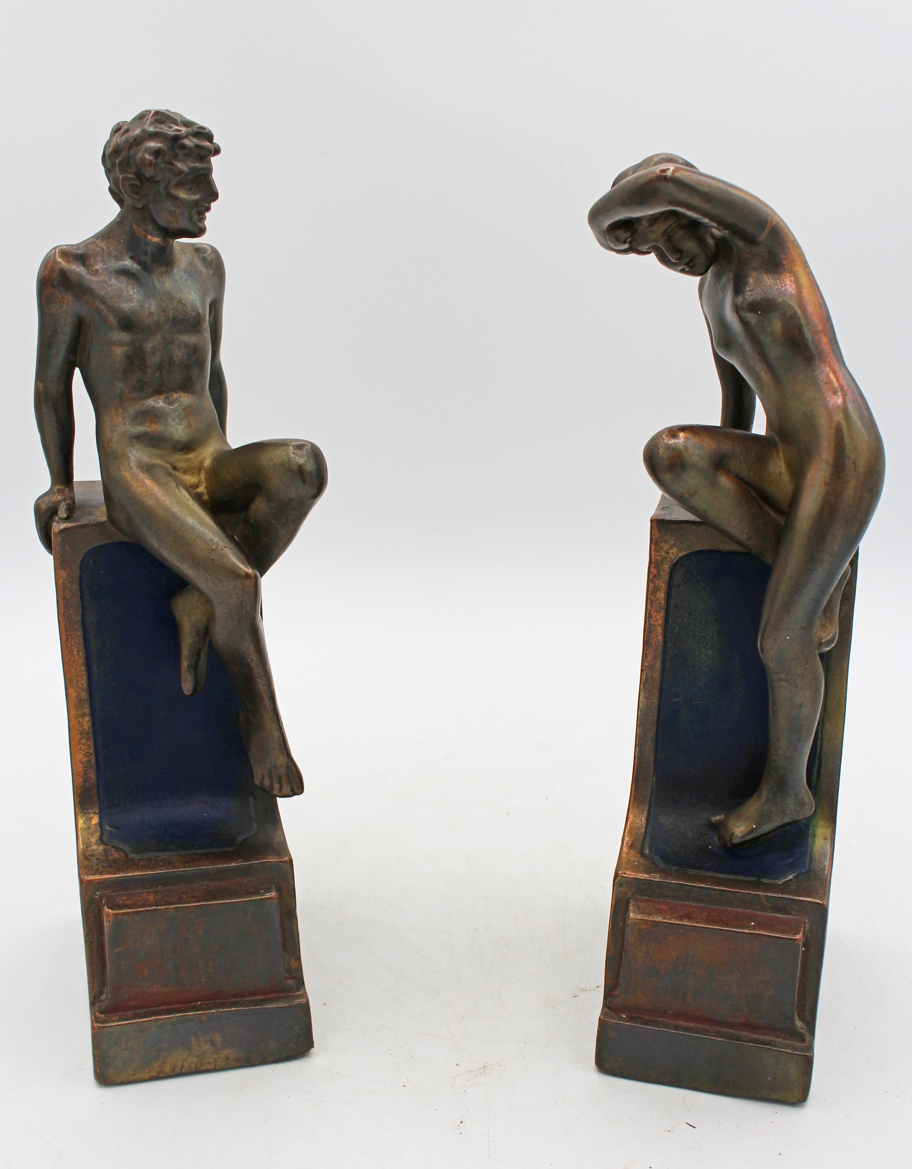 Paire de serre-livres en bronze pompéien représentant un nu assis, New York, c.1920-30s. Estampillé 