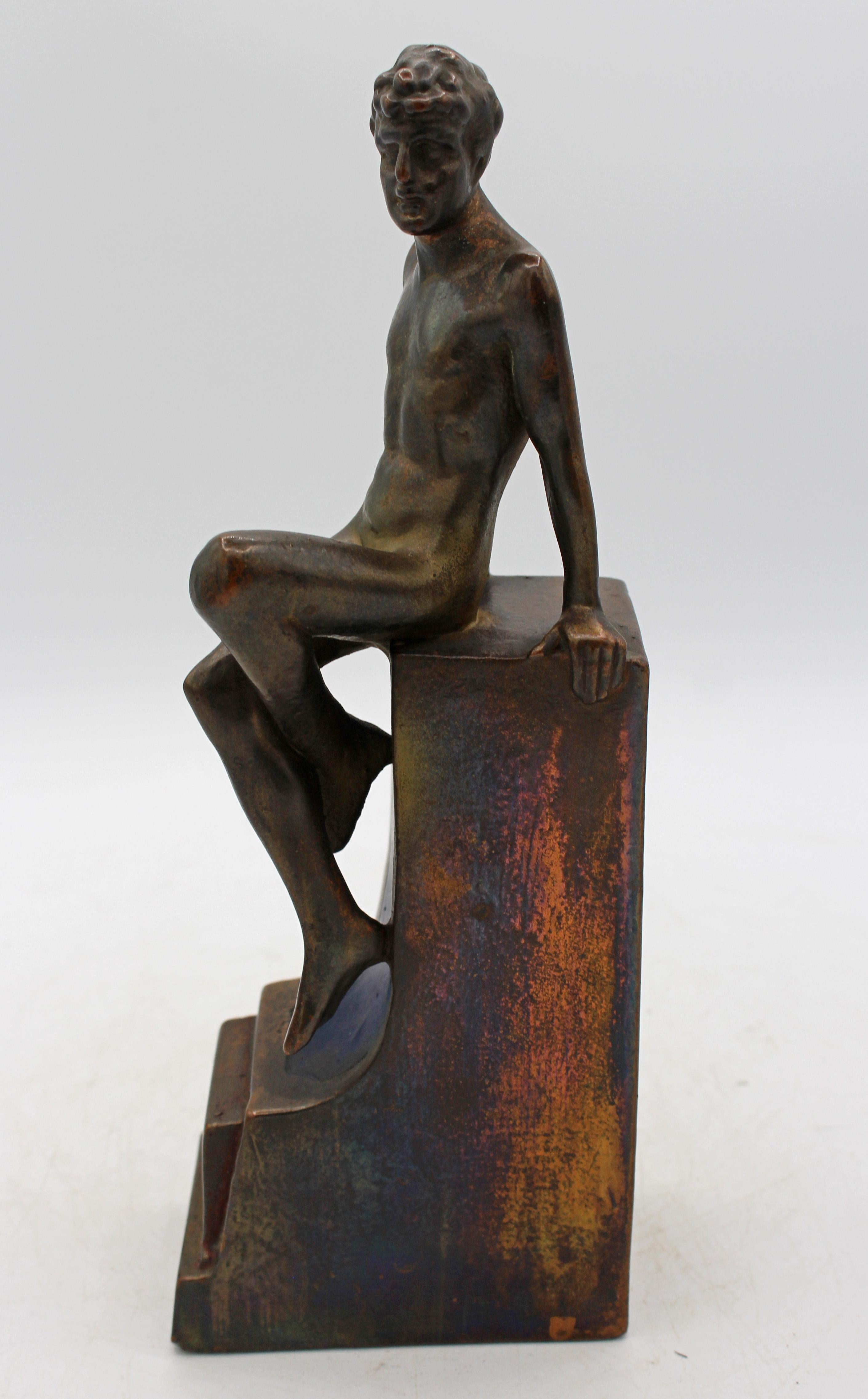 20ième siècle CIRCA - Paire de serre-livres en bronze Pompeian Bronze à figures nues assises en vente