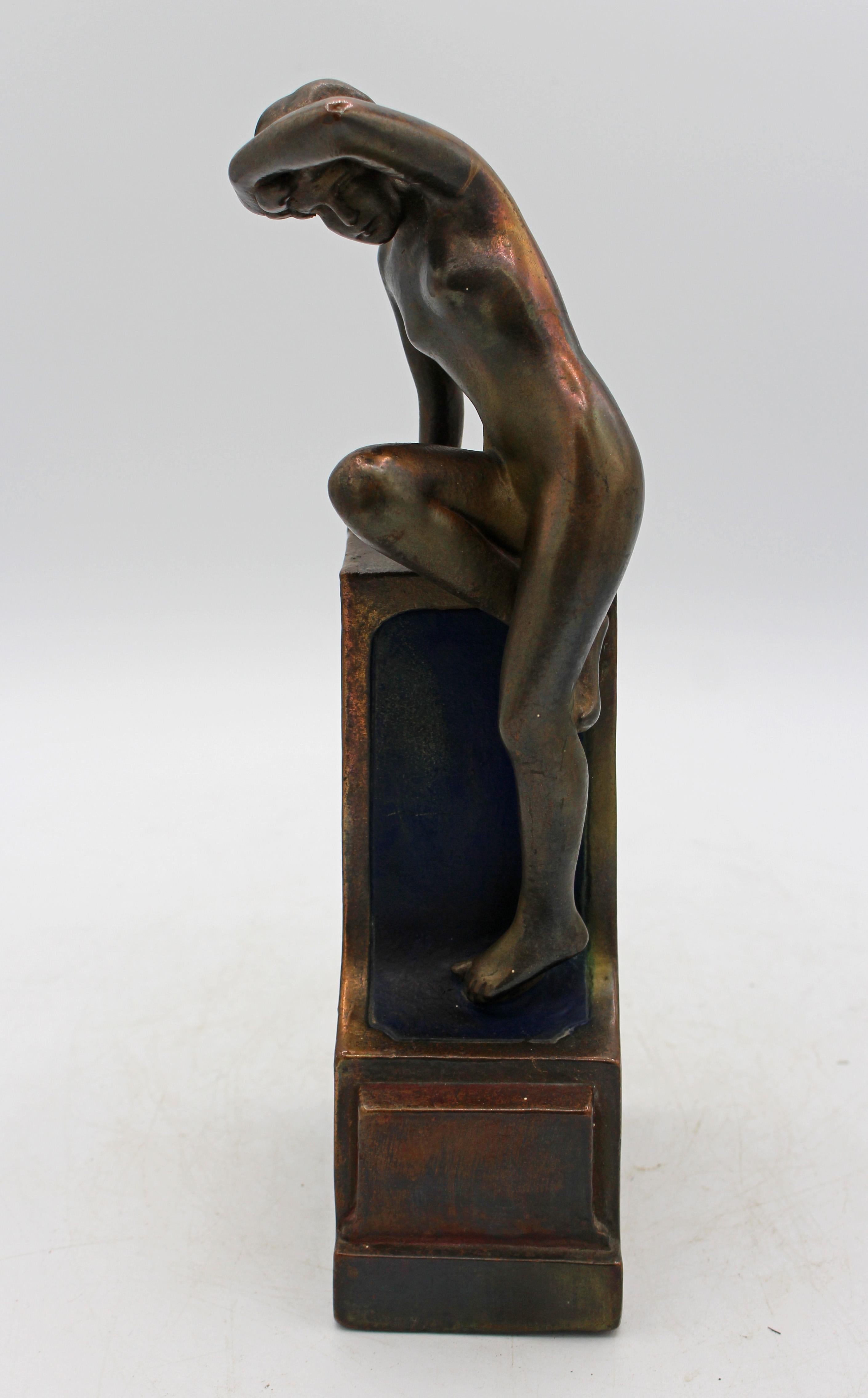 CIRCA - Paire de serre-livres en bronze Pompeian Bronze à figures nues assises en vente 1