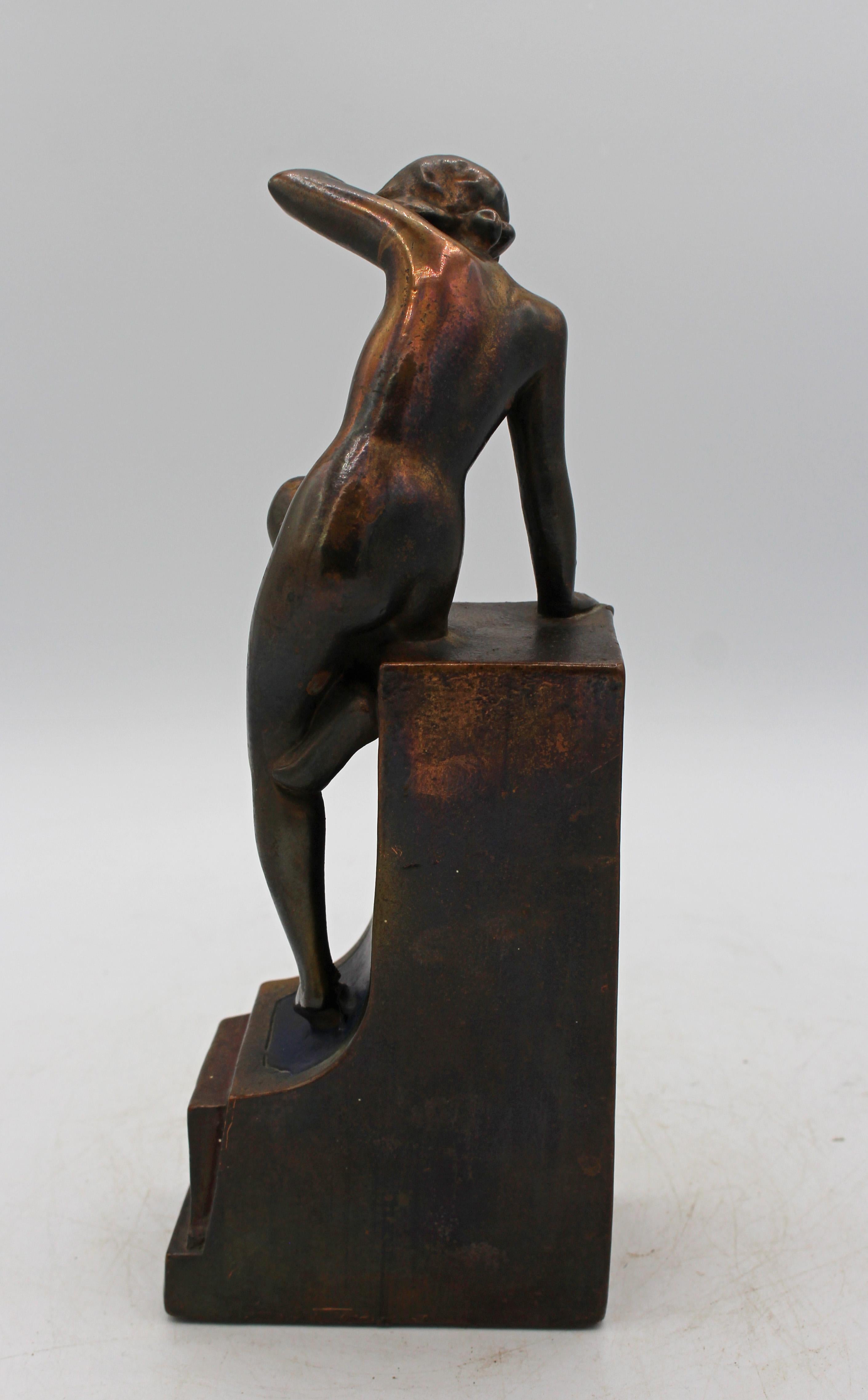 CIRCA - Paire de serre-livres en bronze Pompeian Bronze à figures nues assises en vente 2