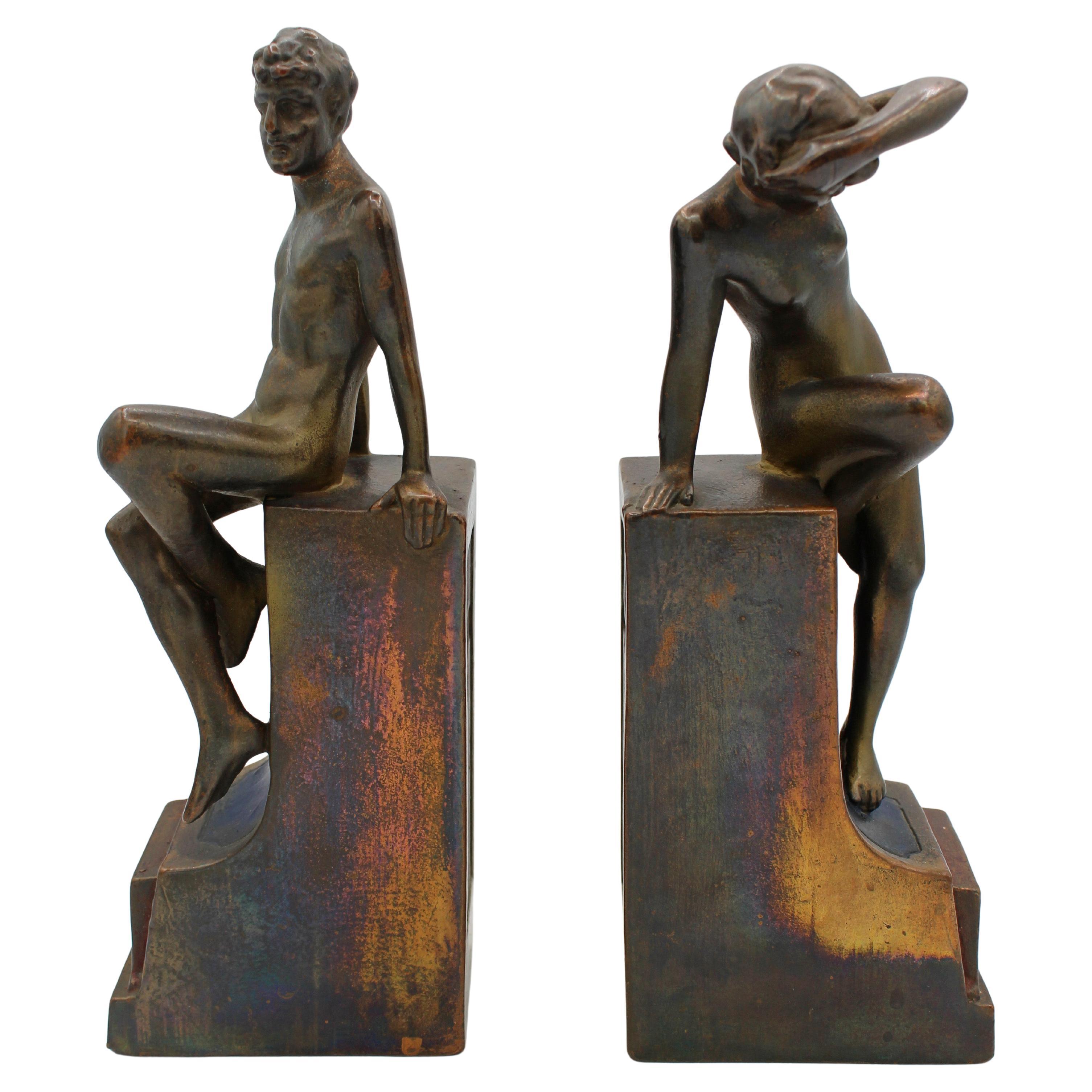 Coppia di reggilibri in bronzo pompeiano con figura di nudo seduto, degli anni 
20-
30 circa.