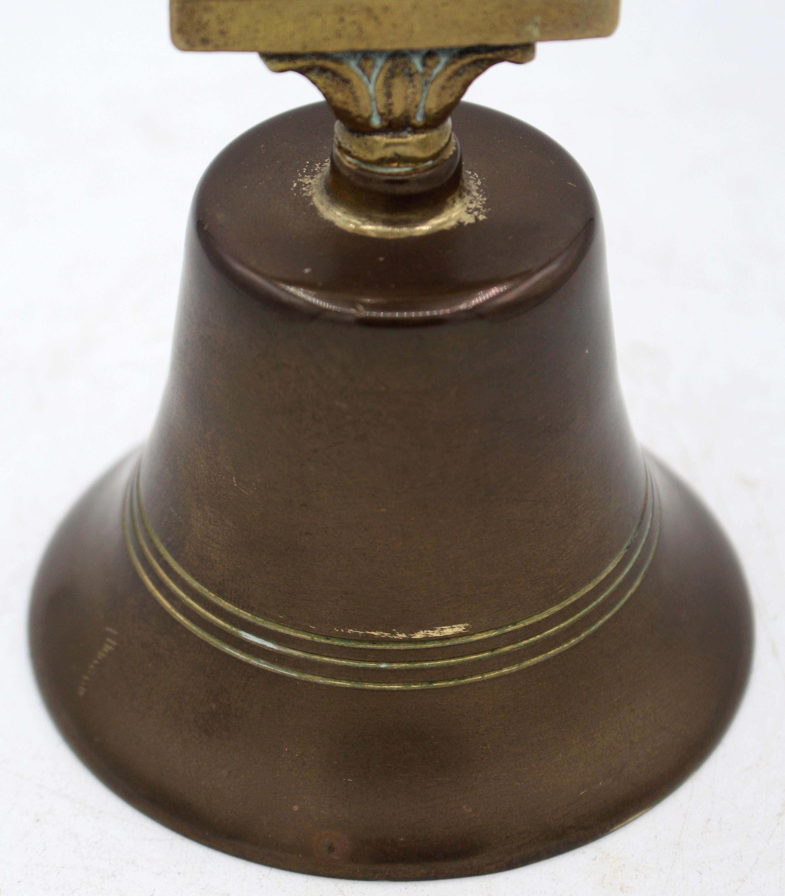 Circa 1920s-30s English Stag Motif Brass Table Bell Bon état - En vente à Chapel Hill, NC