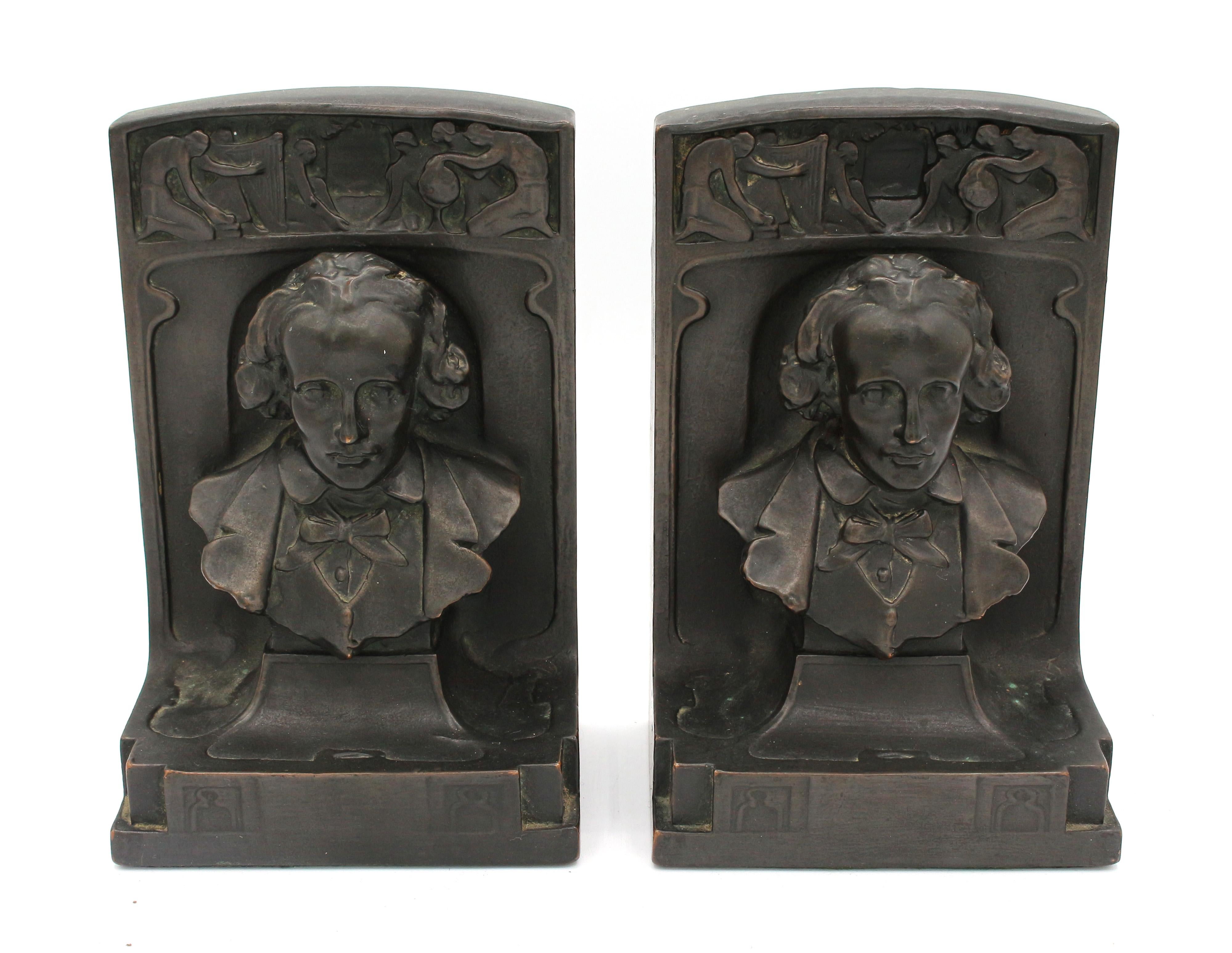 Paire de serre-livres de la Pompeian Bronze Company, datant des années 1920-30. Copyright 1921. Un fin placage de bronze patiné est moulé sur une lourde pièce de fonte. Motifs Art déco avec les arts en bas-relief. Les bustes sont à l'effigie de