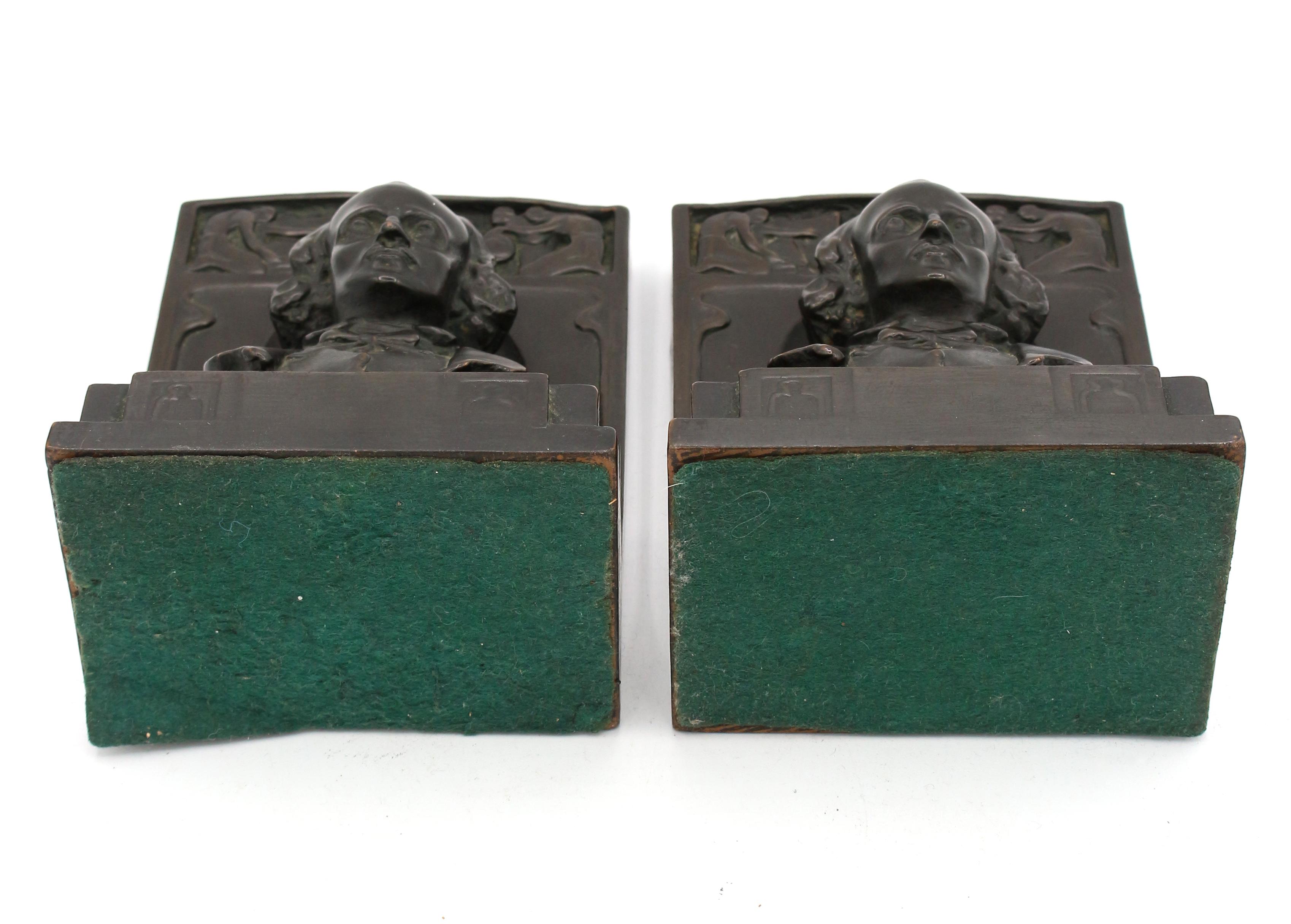 Américain Circa 1920-30s Paire de serre-livres par la Pompeian Bronze Company en vente