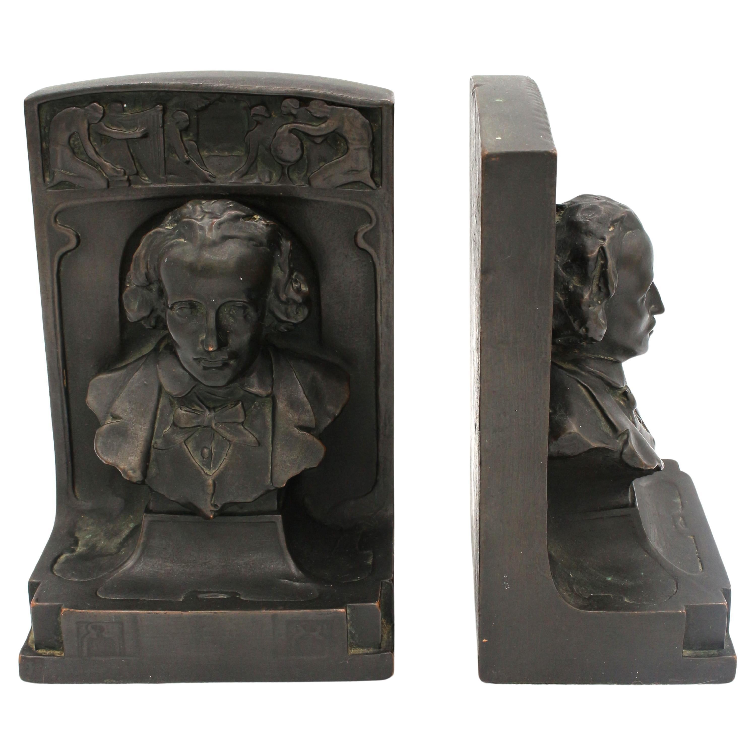 Circa 1920-30s Paire de serre-livres par la Pompeian Bronze Company en vente