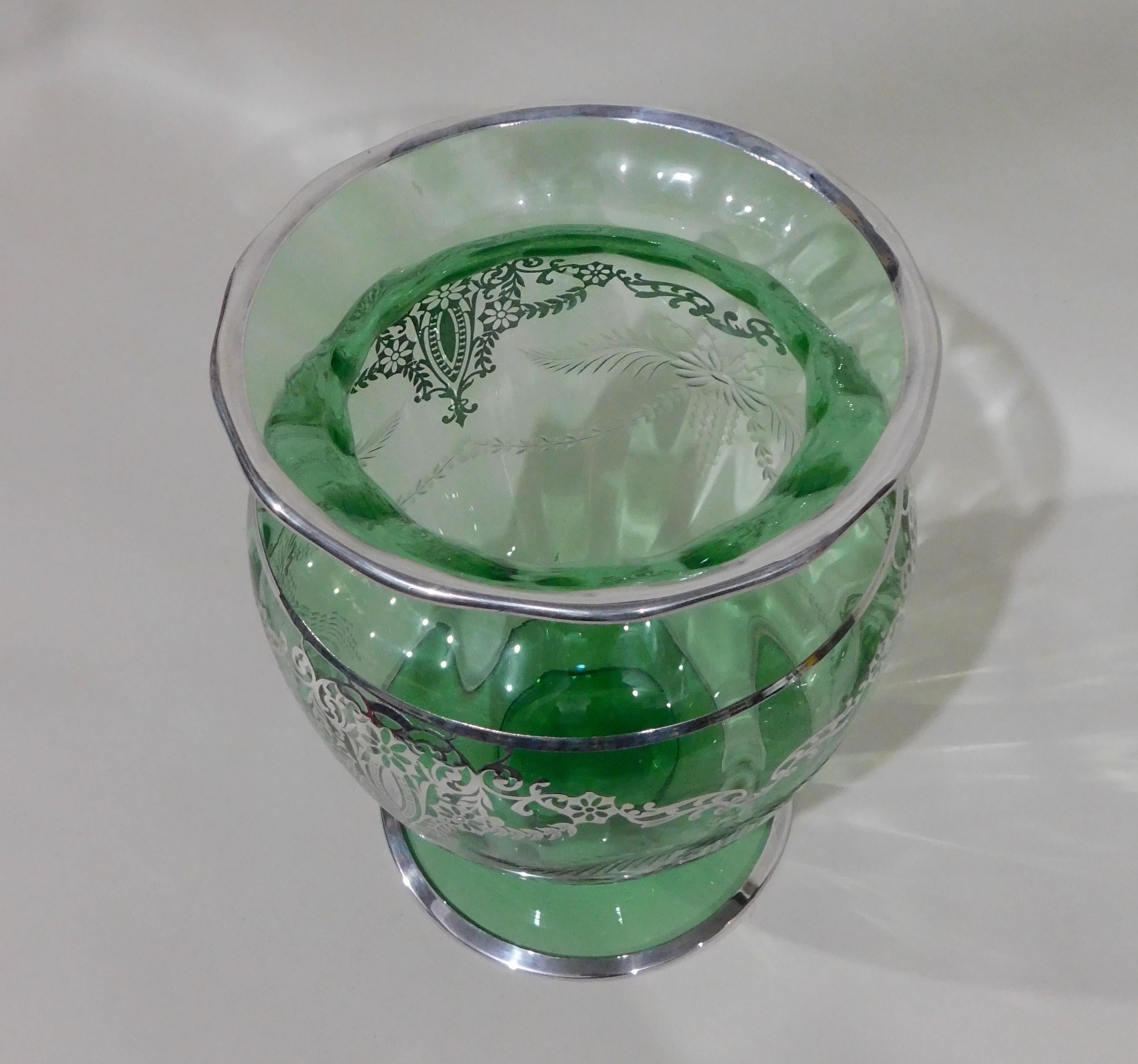 Amerikanische Vase aus grünem amerikanischem Glas mit Radschliff und Silberüberzug, um 1920 im Angebot 1