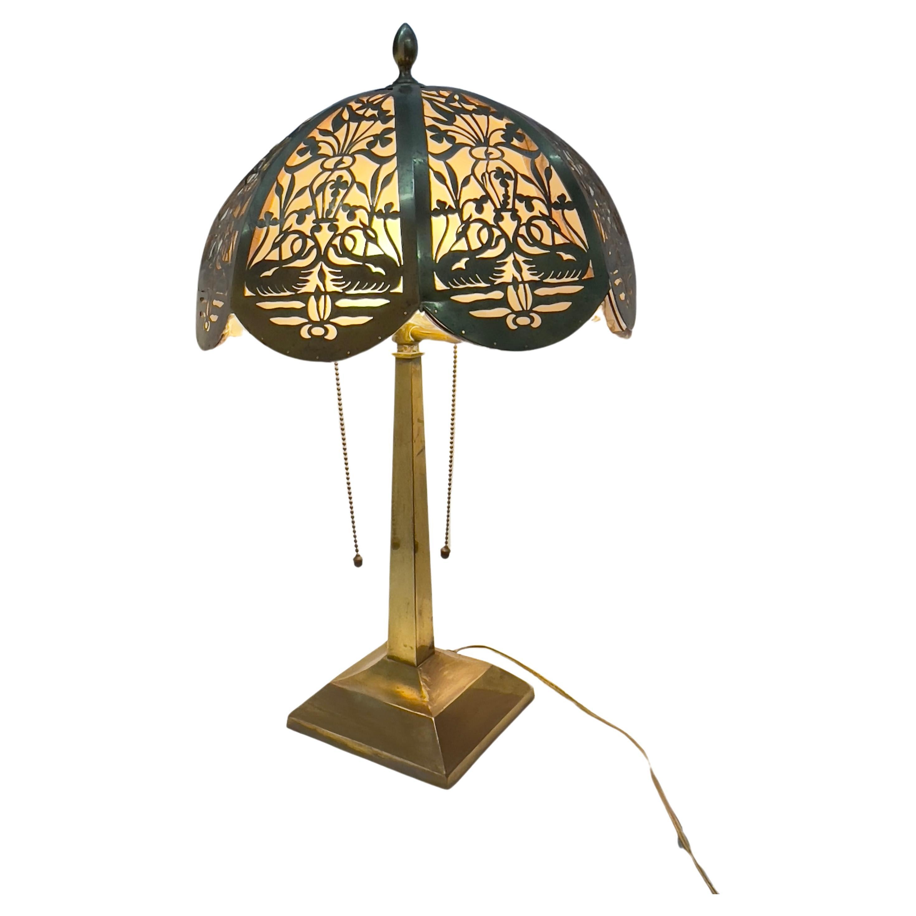 Circa 1920 Antique Brass Lamp with Reticulated Brass Lampshade (lampe en laiton antique avec abat-jour en laiton réticulé)