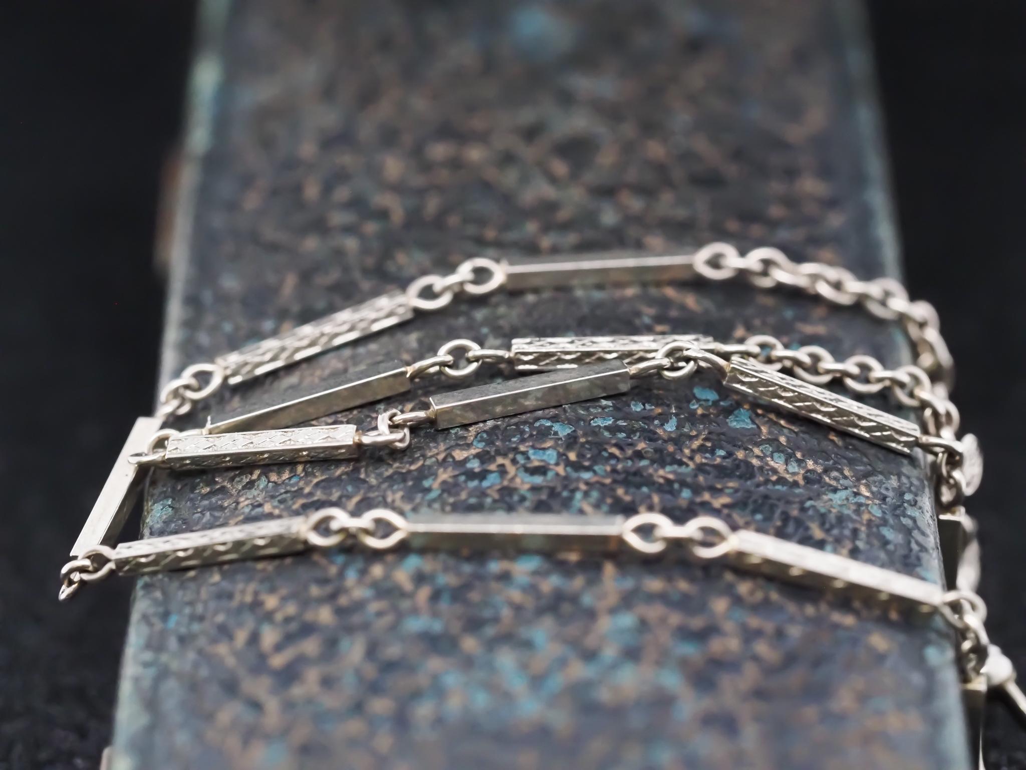 Circa 1920 Antique Chain with Stations 13.5 inch Pour femmes en vente