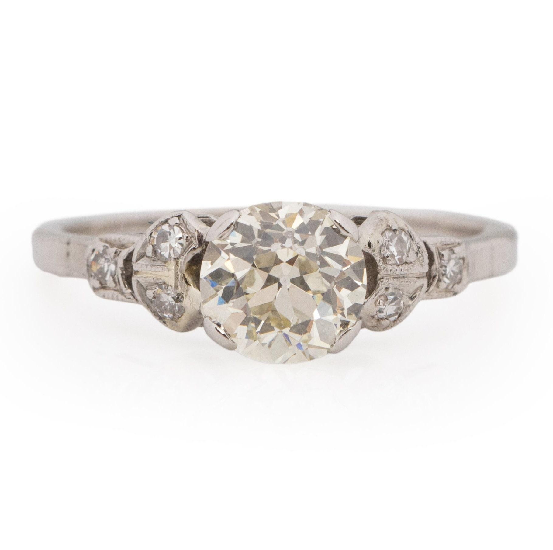 This exquisite art deco gem captures the essence of the vibrant 1920s era. Its style evokes the spirit of a flapper or a character from the Great Gatsby. The ring's elegance is beautifully understated, yet it possesses a dazzling brilliance that can