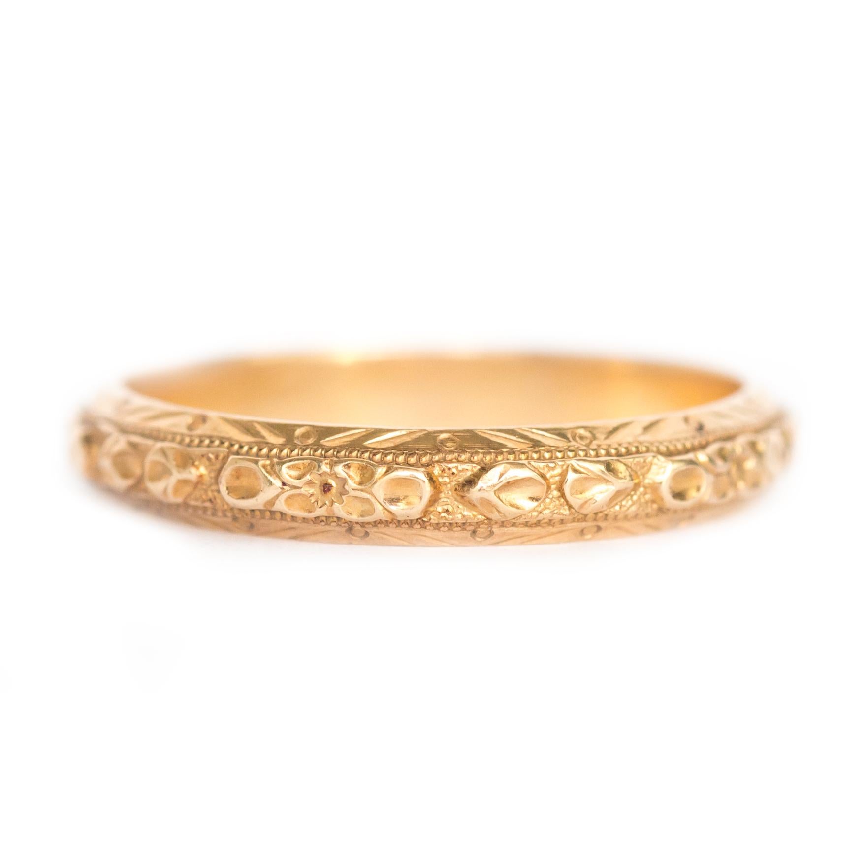 ¡Este delicado anillo es una belleza Art Déco! La banda es de oro amarillo de 14 quilates y tiene un precioso diseño alrededor de toda la banda. Esta pieza sería el complemento perfecto para un compromiso o por sí sola para cualquier
