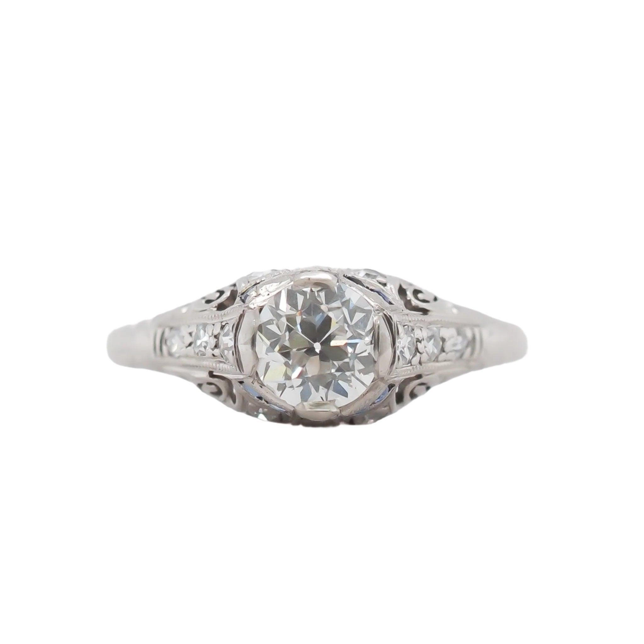 Jahr: 1920er Jahre
Artikel-Details:
Ringgröße: 8.75
Metall-Typ: Platin [gepunzt und geprüft]
Gewicht: 3,1 Gramm
Zentrum Diamant Details:
Gewicht: .85ct Gesamtgewicht
Schliff: Alter europäischer Brillant
Farbe: I
Klarheit: VS
Art: Natürlich
Finger