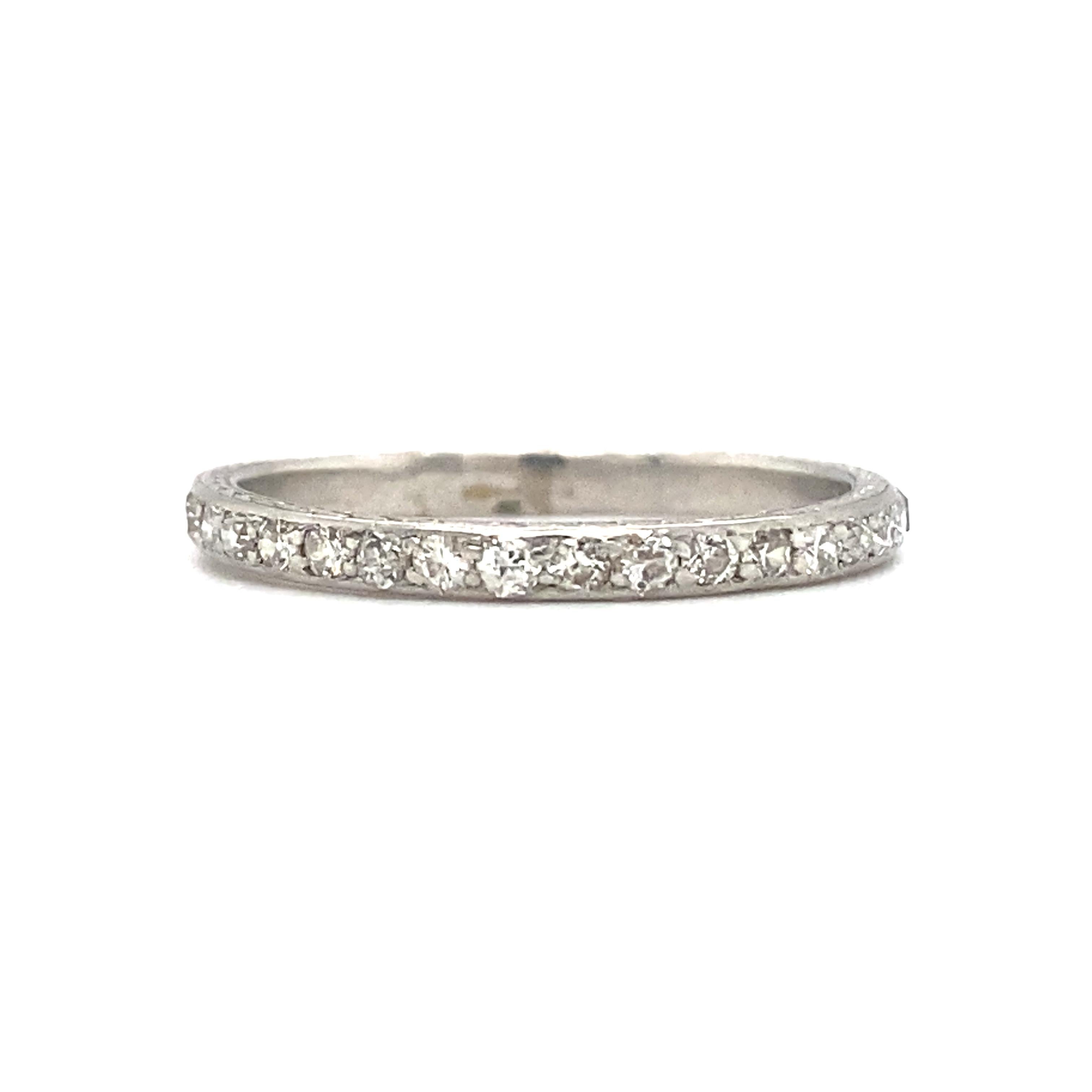 Circa 1920er Jahre Art Deco Diamant Jahrestag-Ring aus 18 Karat Weißgold im Zustand „Hervorragend“ im Angebot in Atlanta, GA