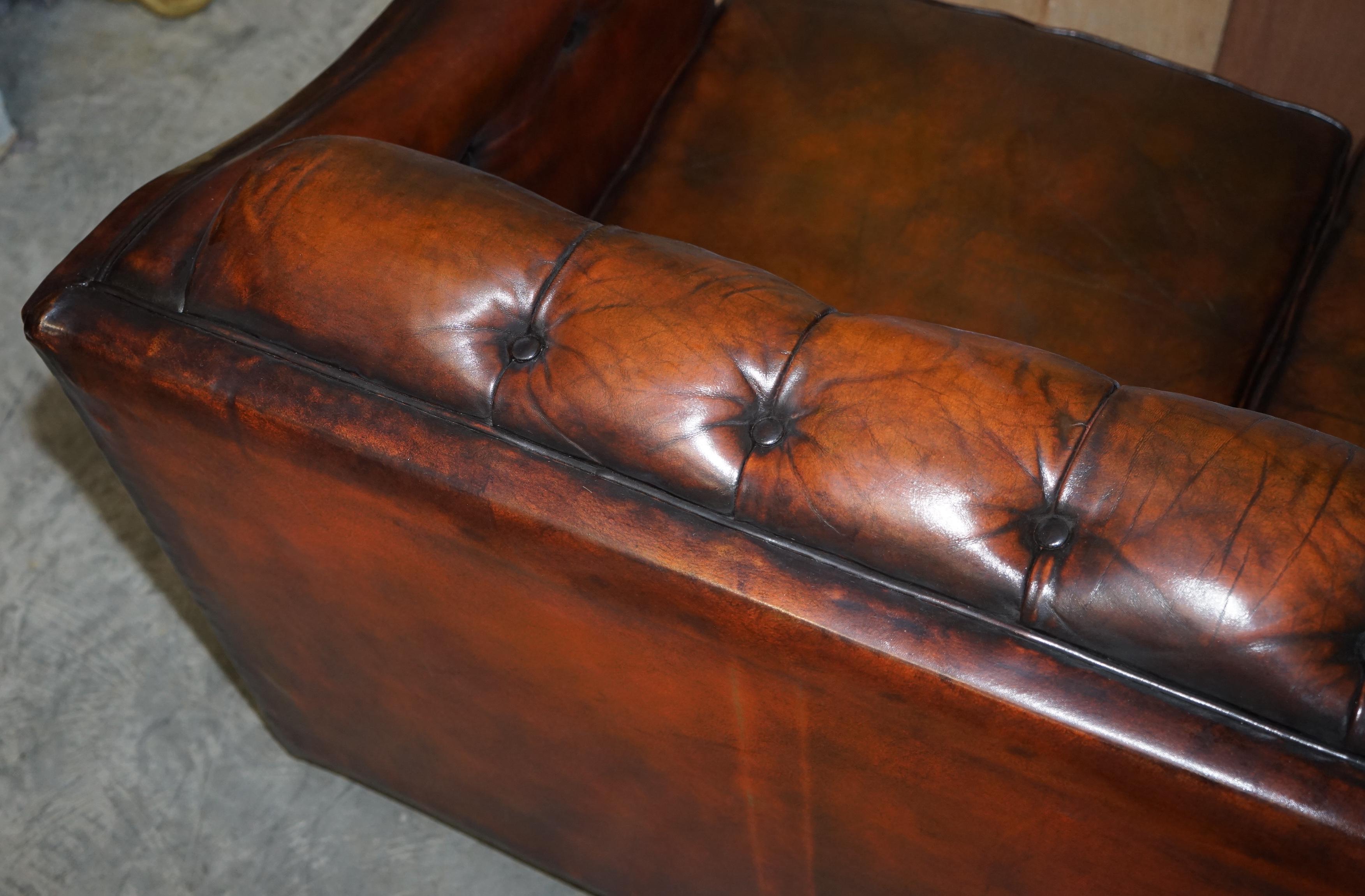 Suite de canapés en cuir marron Chesterfield entièrement restaurés Art Déco datant des années 1920 environ en vente 4