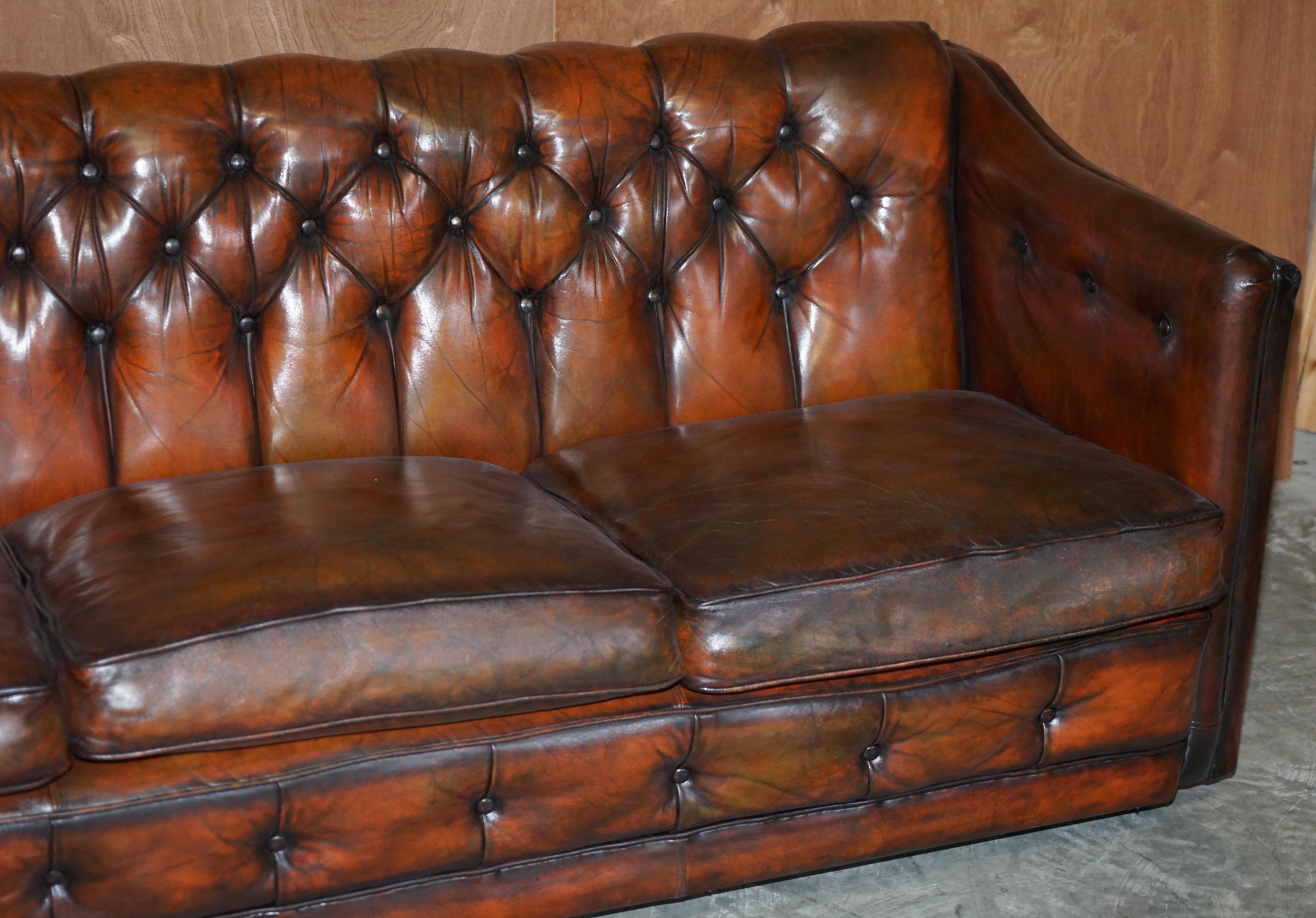 Art déco Suite de canapés en cuir marron Chesterfield entièrement restaurés Art Déco datant des années 1920 environ en vente