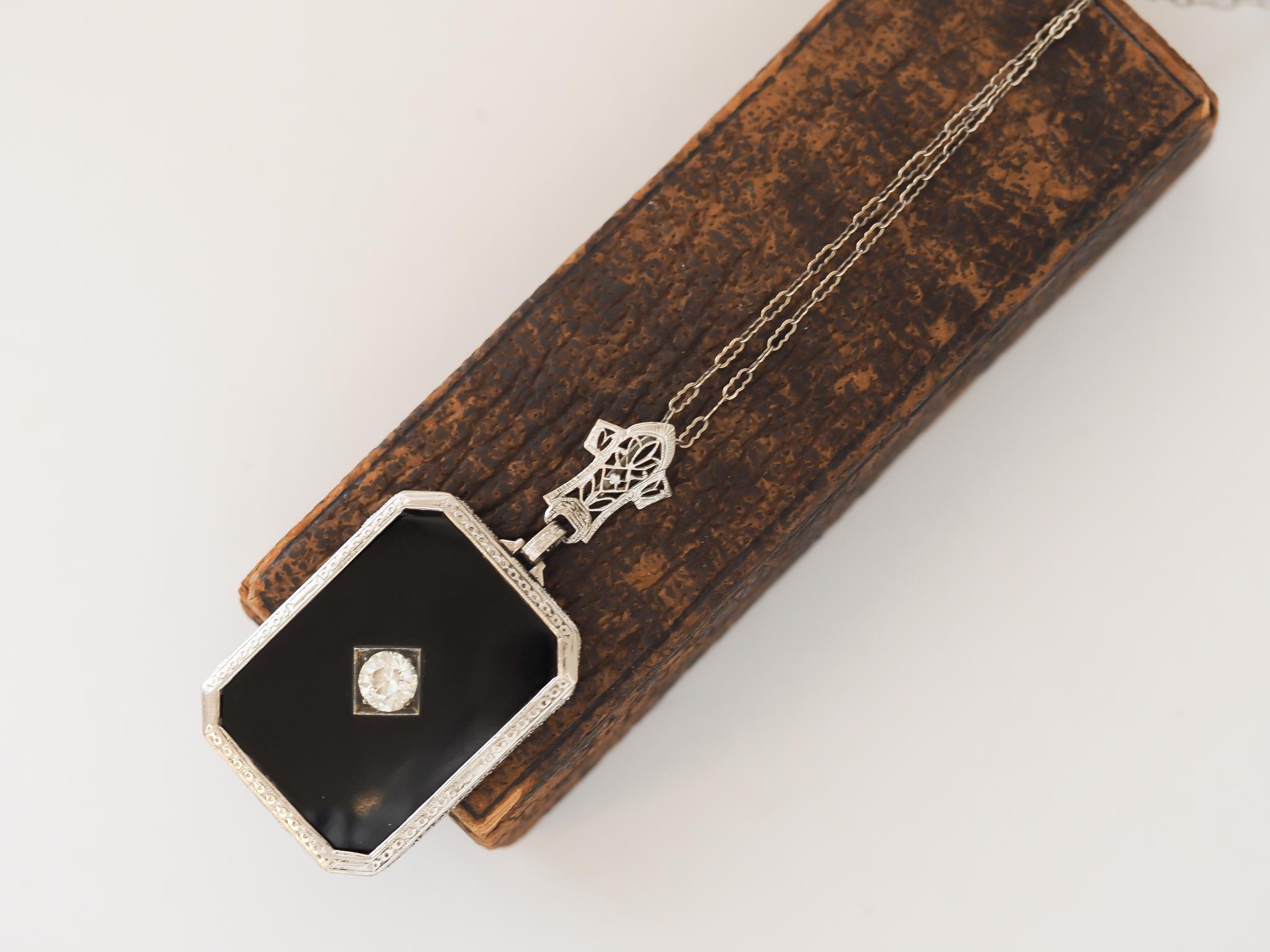 Anno: 1920
Dettagli dell'articolo:
Tipo di metallo: Oro bianco 14 carati [con marchio di garanzia e test].
Peso: 6.9 grammi
Dettagli del diamante: Brilliante europeo antico, 0,65 ct, colore F, purezza VS
Misure: La collana è lunga 15 pollici
Il