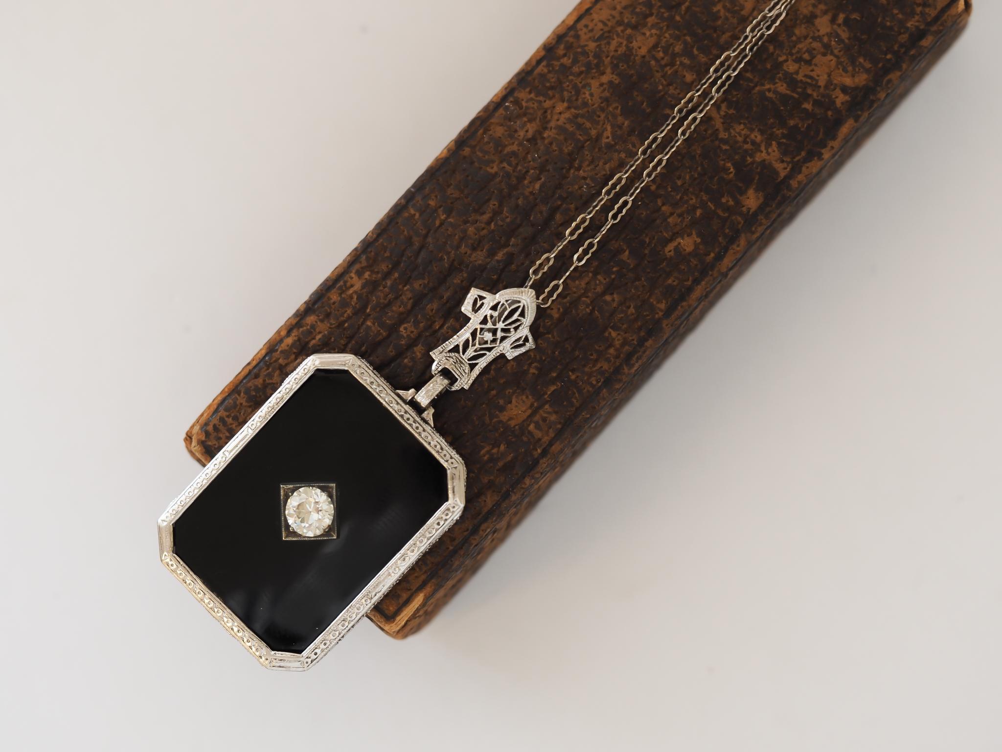 Art Déco Ciondolo per collana in onice e diamante europeo antico da 0,65 carati, CIRCA 1920 Art Deco in vendita