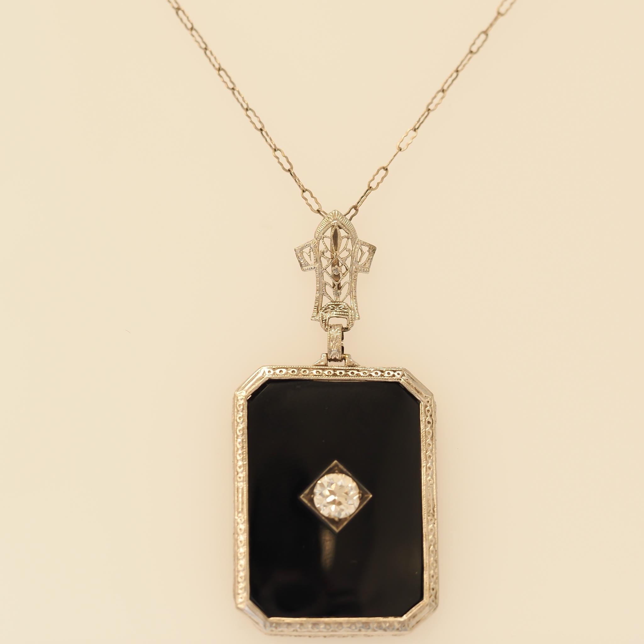 Ciondolo per collana in onice e diamante europeo antico da 0,65 carati, CIRCA 1920 Art Deco In condizioni buone in vendita a Hicksville, NY