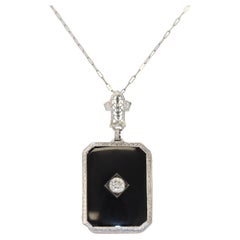 Circa 1920 Art Deco Onyx et .65ct Old European Diamond Necklace Pendentif