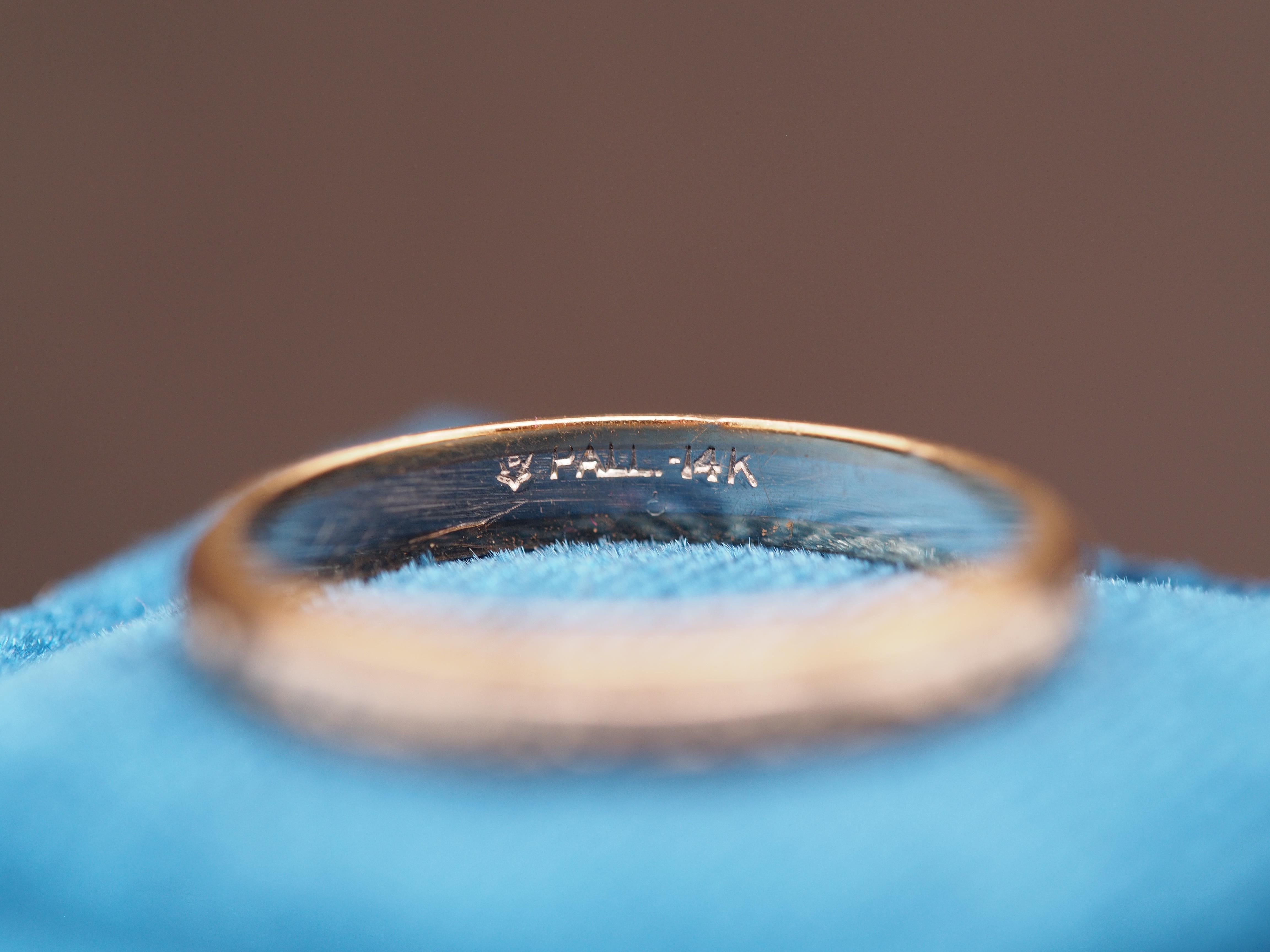 Jahr: 1920er Jahre
Artikel-Details:
Ringgröße: 6.75
Metall-Typ: Palladium und 14K Gelbgold [gestempelt und geprüft]
Gewicht: 2,0 Gramm
Breite des Bandes: 2.9 mm
Zustand: Ausgezeichnet
Preis: 800

Dieser Ring kann gegen einen Aufpreis von $40 um 4