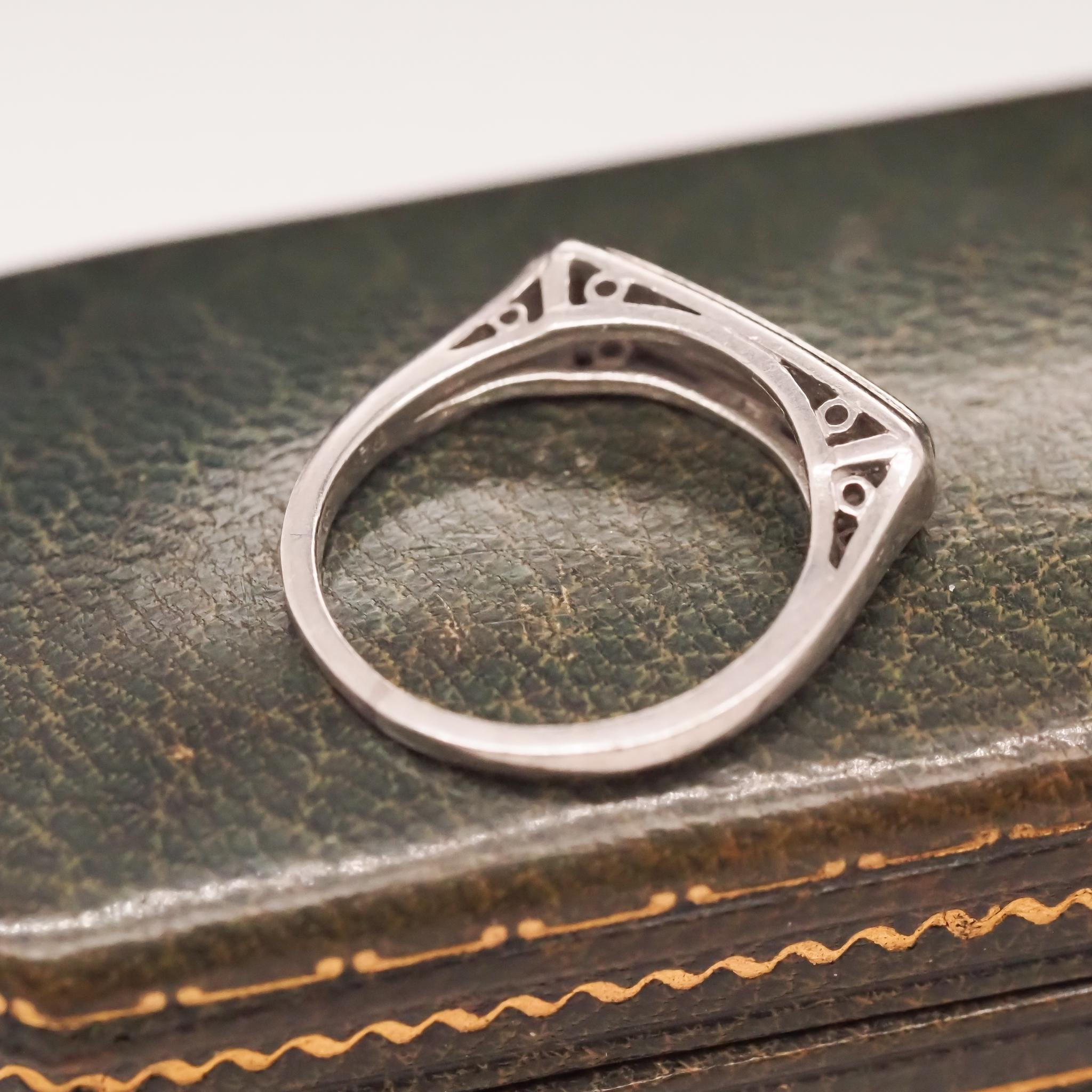 Art Déco Fascia nuziale con diamante in palladio Art Deco degli anni '20 CIRCA in vendita