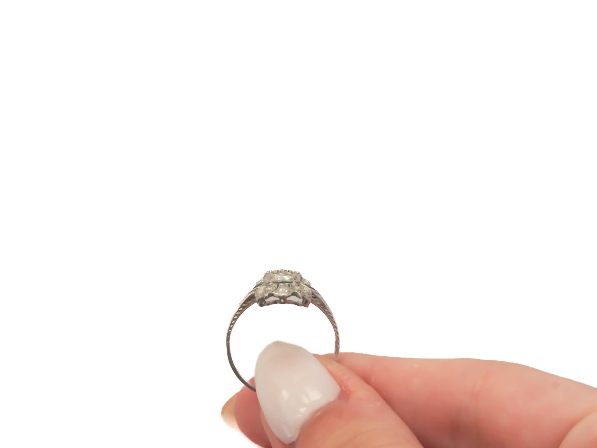 CIRCA 1920er Jahre Art Deco Platin Diamant und Smaragd Ring - VEG#47b

Artikel-Details:
Jahr: 1920er Jahre
Ring Größe: 7.5
Metall-Typ: Platin [gepunzt und geprüft]
Gewicht: 3.8 Gramm

Details zum Diamanten:
Gewicht: .50ct Gesamtgewicht
Schliff: