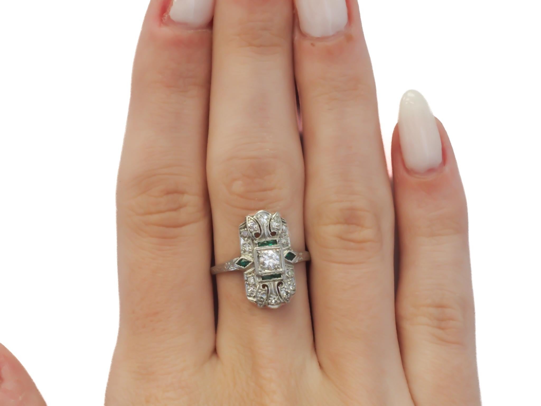 CIRCA 1920er Jahre Art Deco Platin Diamant und Smaragd Ring - VEG#47b (Art déco) im Angebot