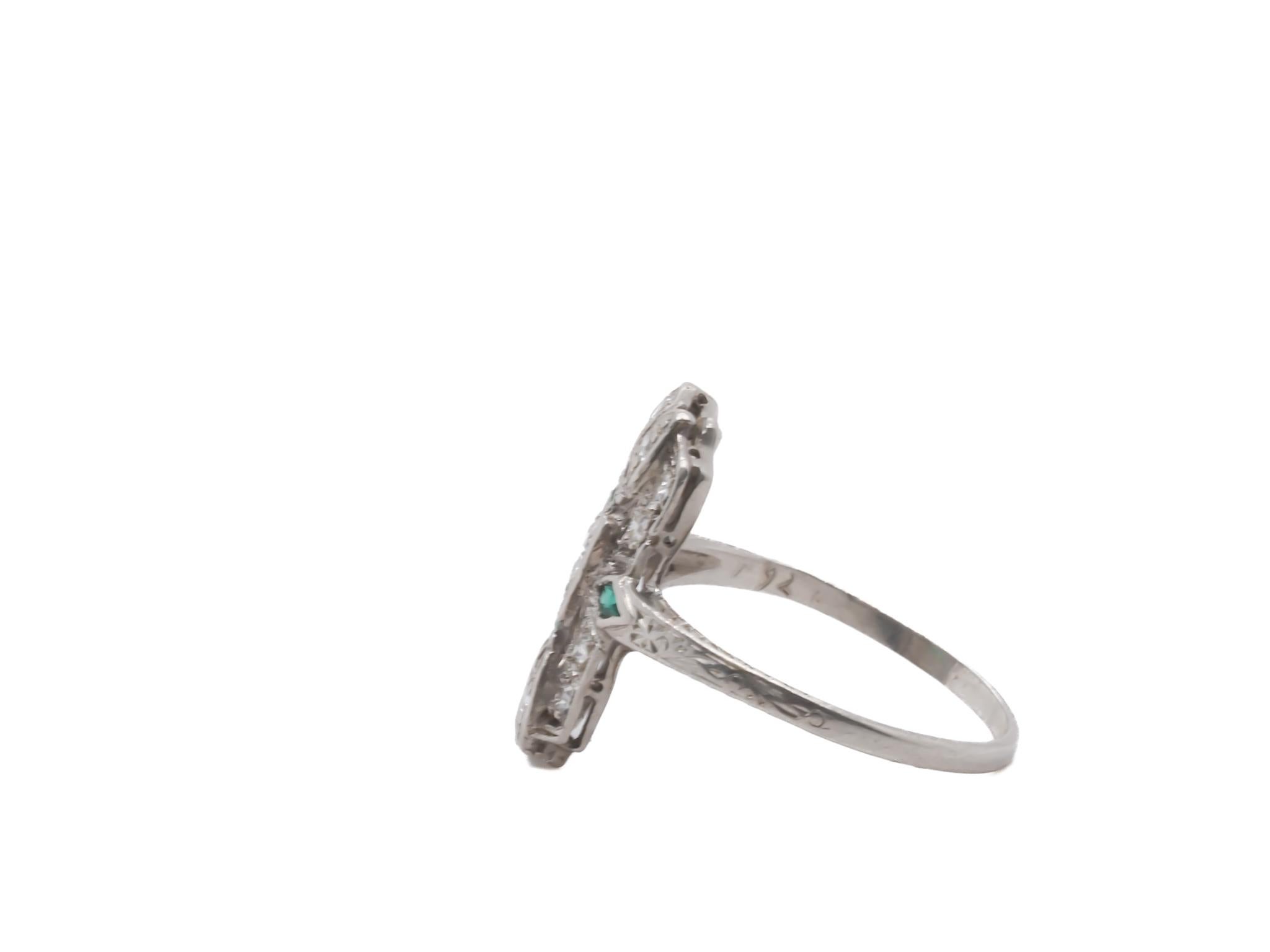 CIRCA 1920er Jahre Art Deco Platin Diamant und Smaragd Ring - VEG#47b im Zustand „Gut“ im Angebot in Hicksville, NY
