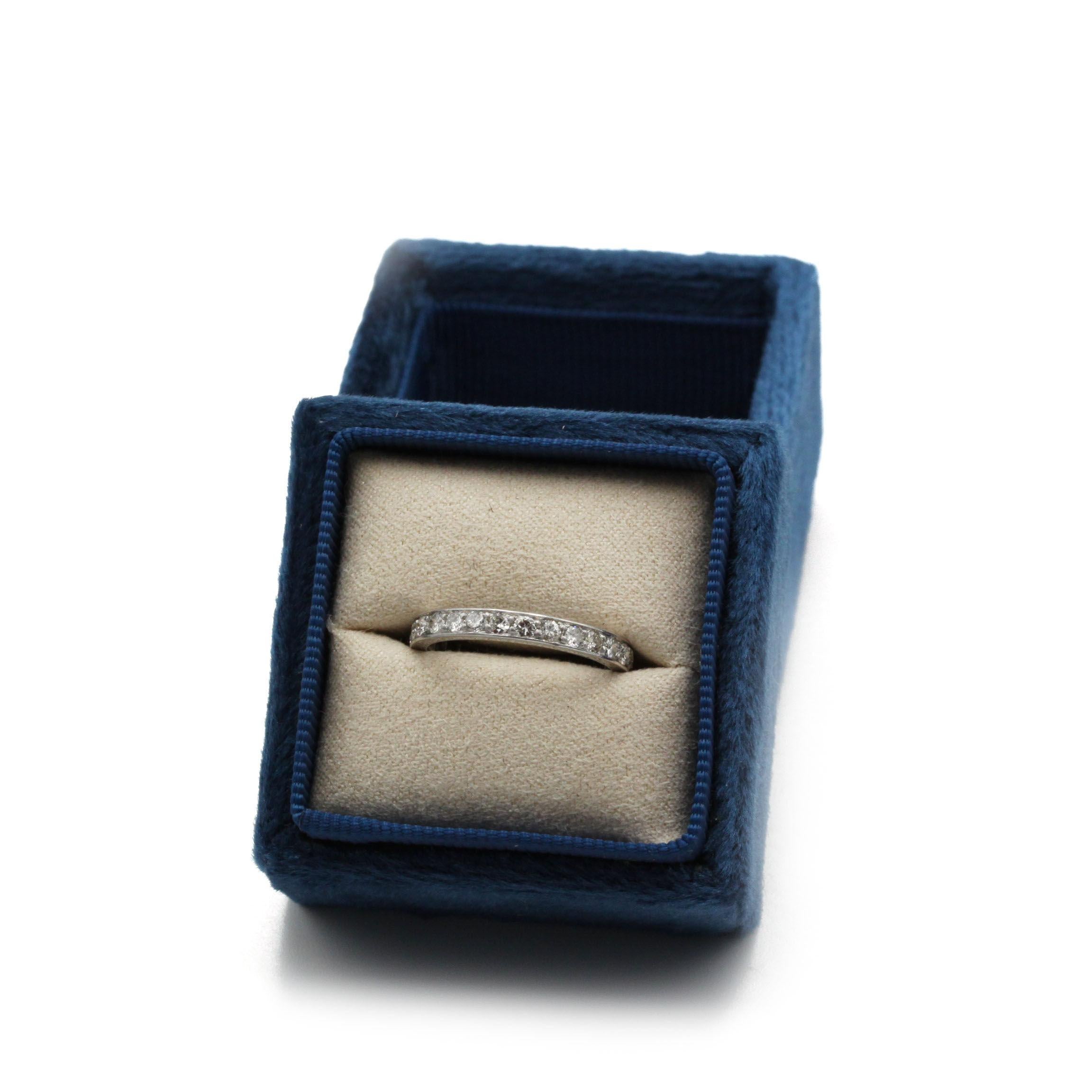 Un vero e proprio tesoro d'epoca, proveniente dal cuore dell'Art Déco, questo bracciale in platino a cerchio completo è incastonato con 28 diamanti brillanti in stile antico europeo per un totale di circa 0,70 carati. Ogni pietra è incastonata in un