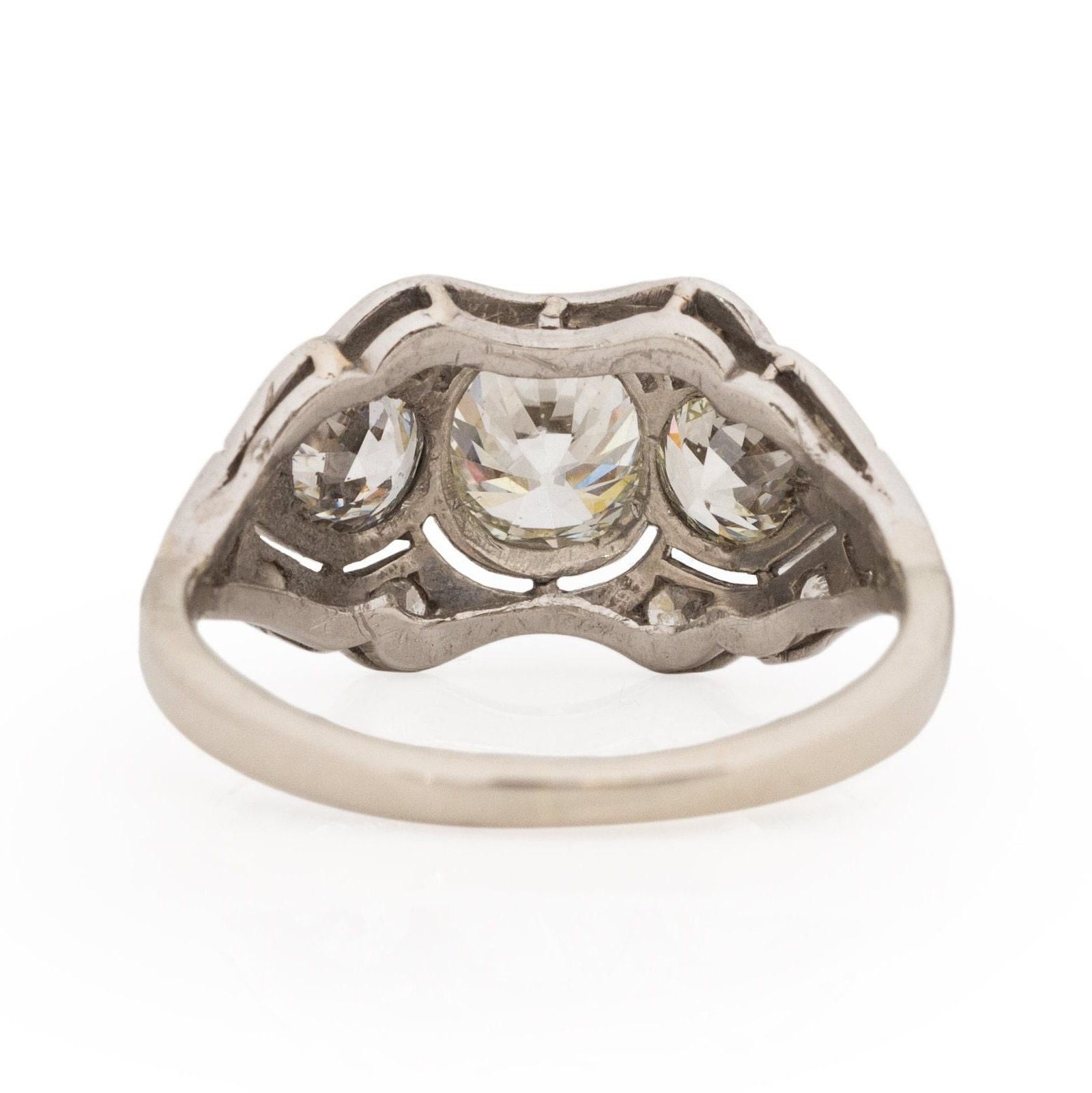 Circa 1920er Jahre Art Deco Platin GIA zertifizierter dreisteiniger Ring mit alteuropäischem Schliff (Alteuropäischer Schliff) im Angebot