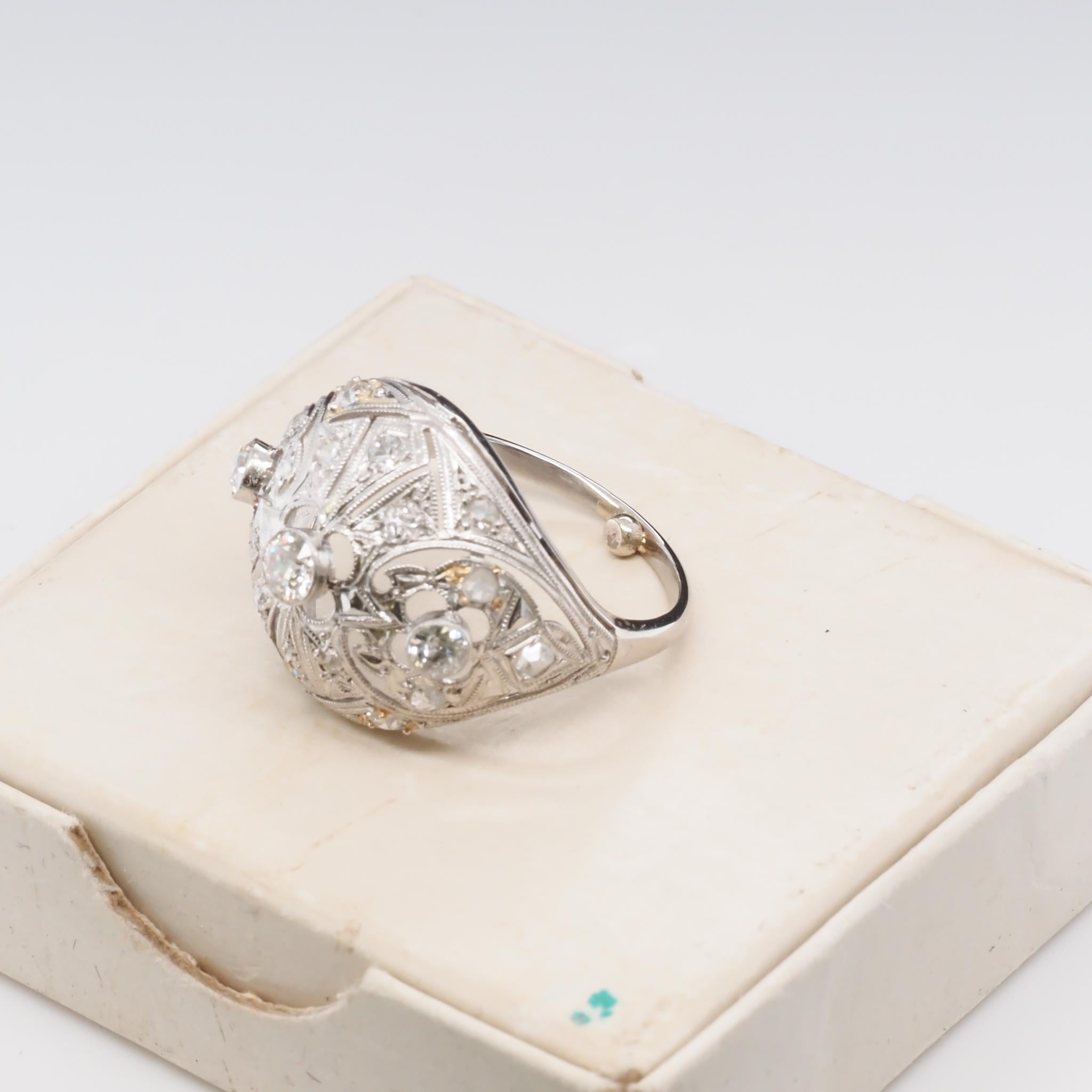 Bague Art déco en platine avec diamant de taille européenne, circa 1920 Unisexe en vente