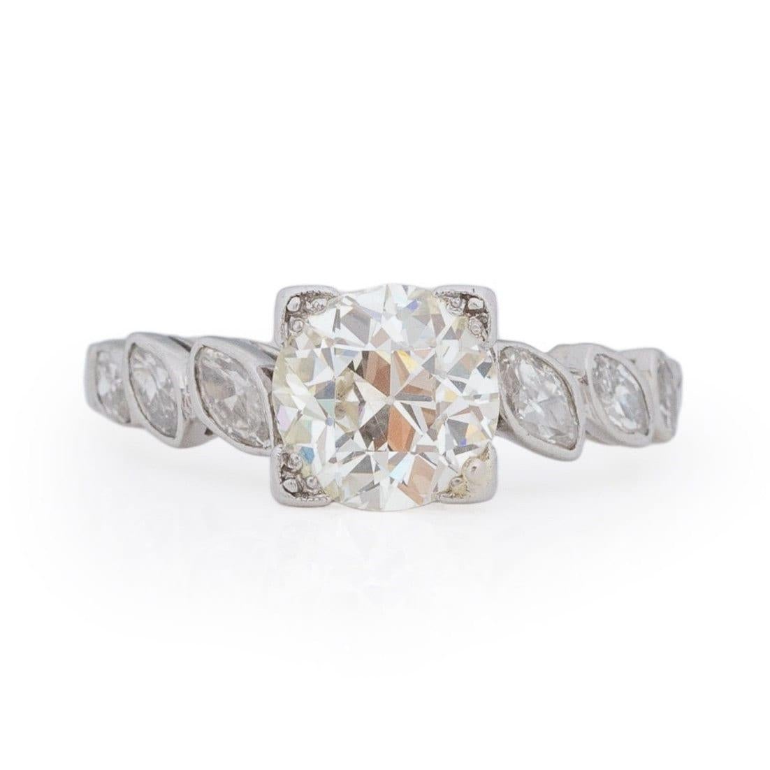 Mit seinem unaufdringlichen, aber exquisiten Charme verkörpert dieses Design zeitlose Eleganz. Der aus Platin gefertigte Mittelstein besticht durch seine Größe von knapp über 1,52 Karat, eingebettet in eine Illusionskopf-Fassung, die seine