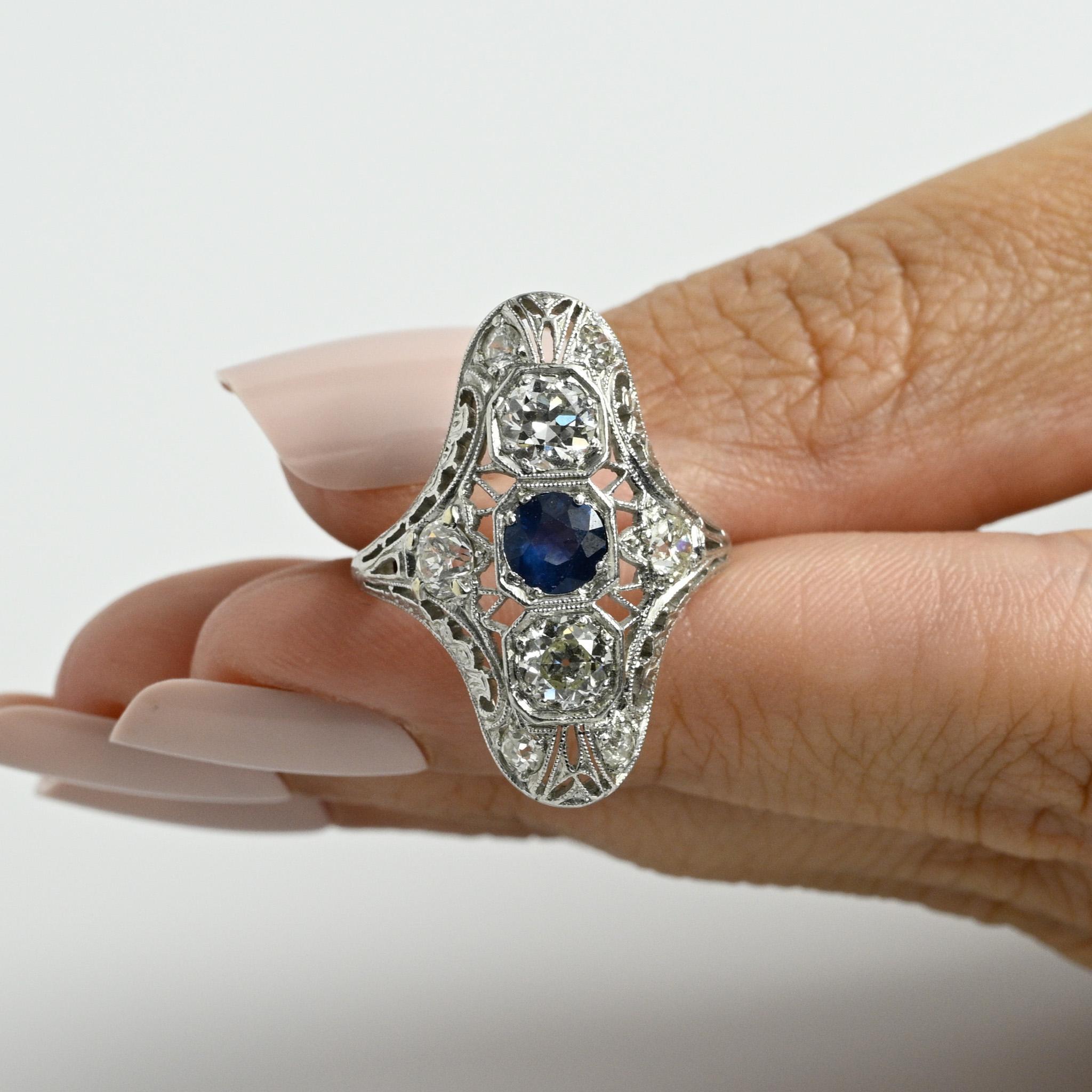Dieses außergewöhnliche Stück ist ein wahres Wunderwerk der Handwerkskunst! Der aus Platin gefertigte Ring zeigt eine exquisite, durchbrochene Verzierung, die dem Gesamtbild eine luftige und zarte Ästhetik verleiht. Die filigranen Linien sind mit