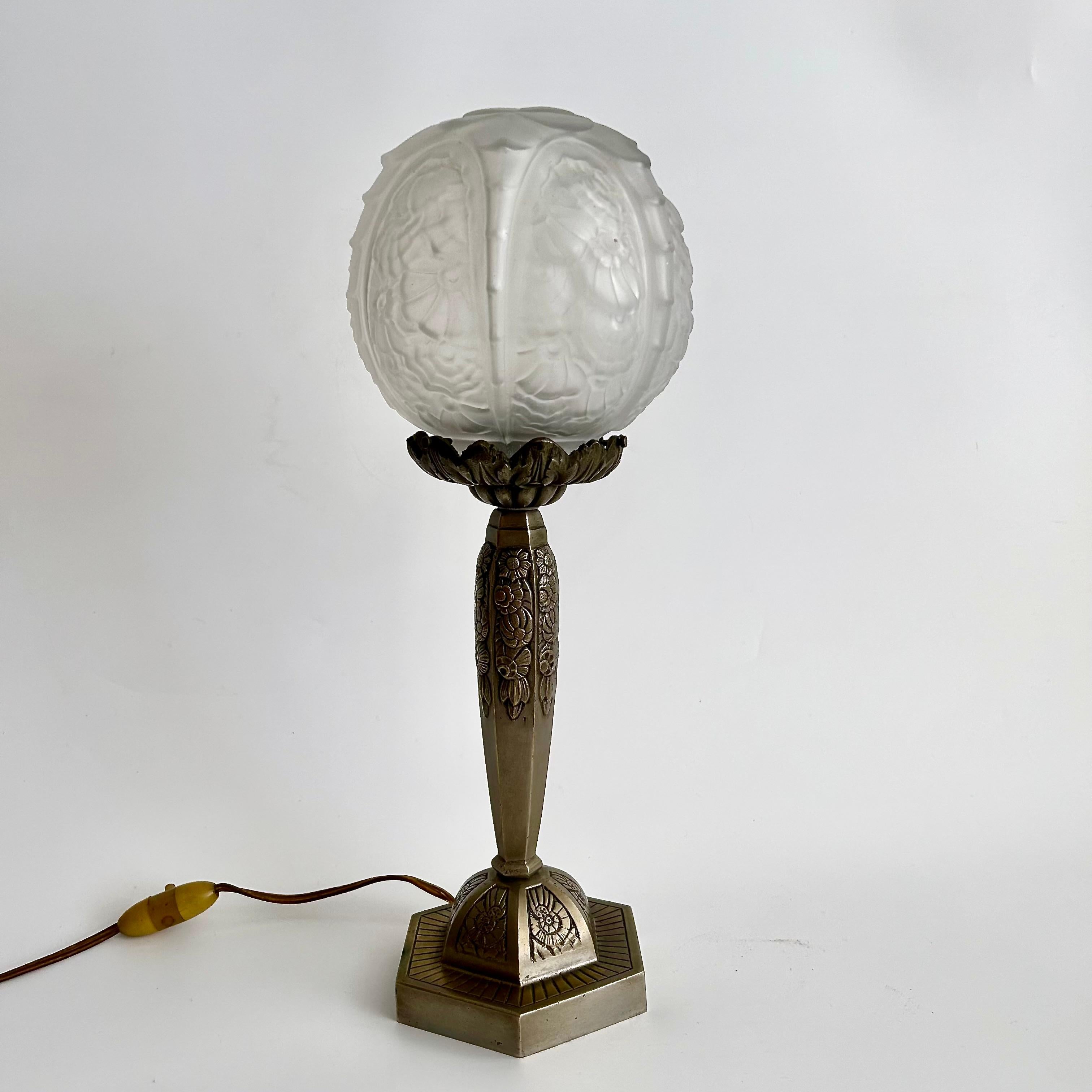 Art Deco early 1920s Lamp with original glass ball shade. Both shade and base are decorated with a floral relief.

