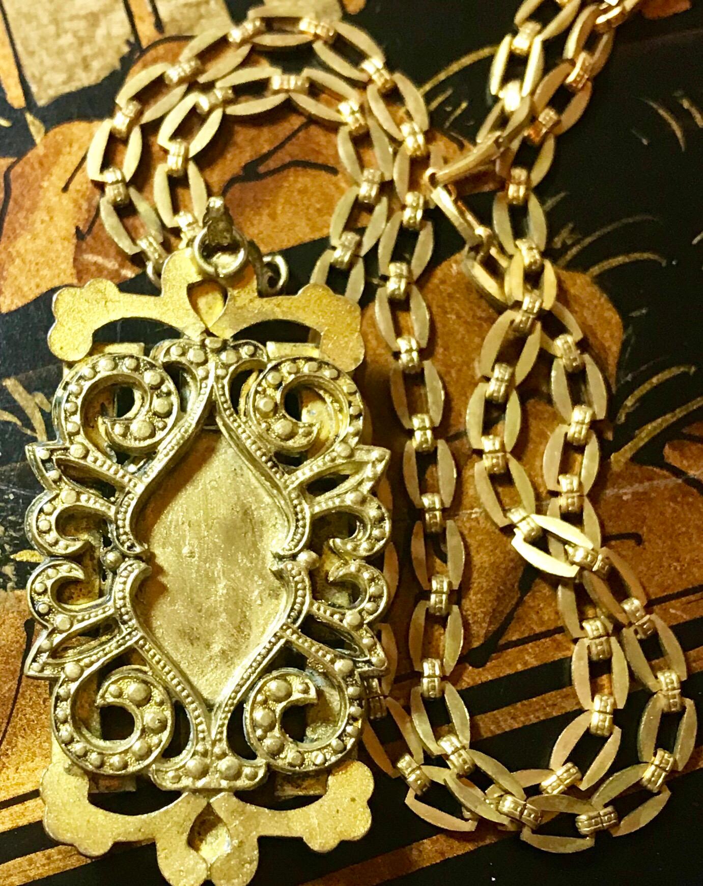 Circa 1920s Czech Cabochon and Molded Glass Pendant Necklace (Art déco) im Angebot